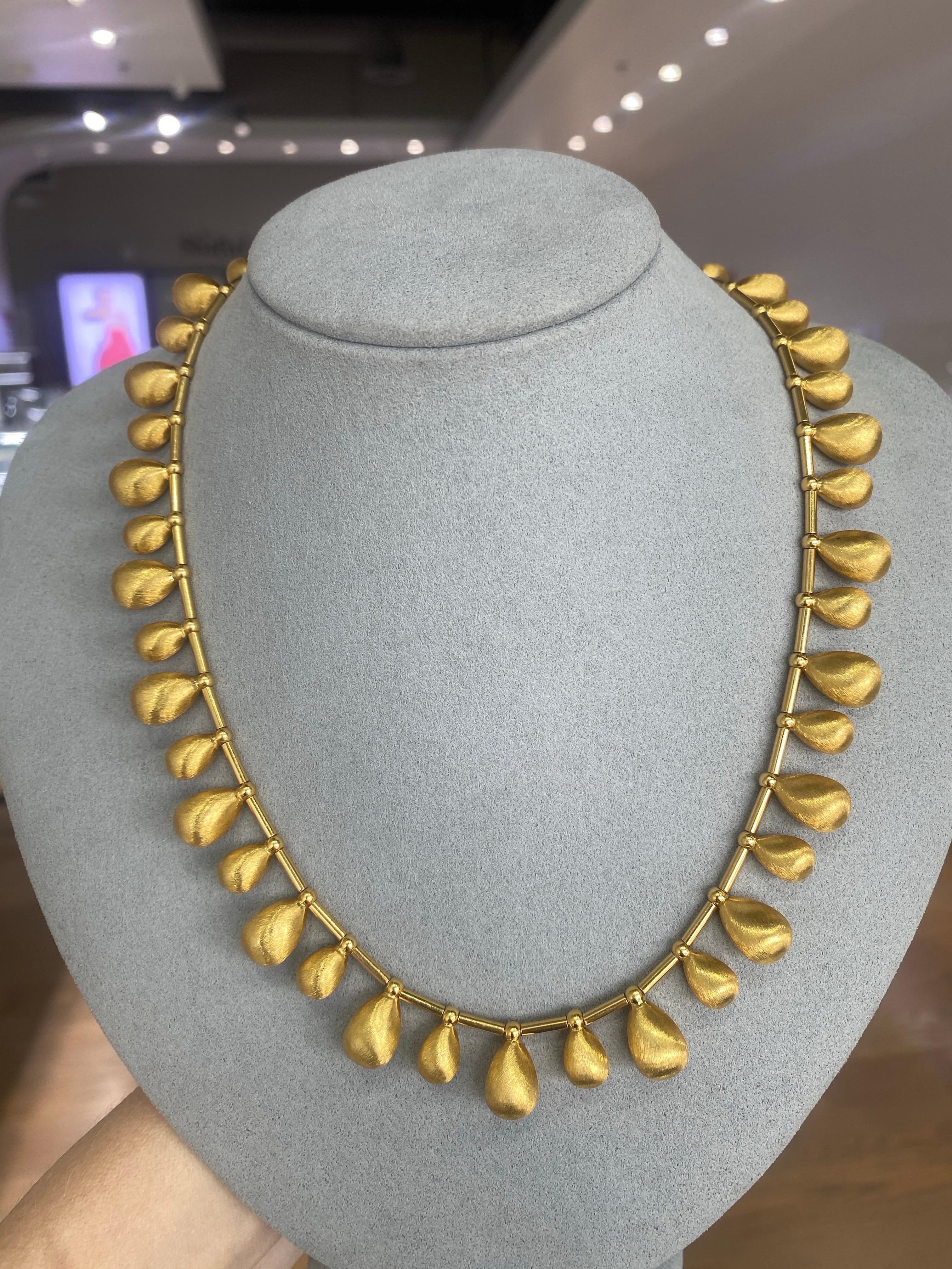 Collana Dangle con texture in oro giallo italiano 22 carati in vendita 4