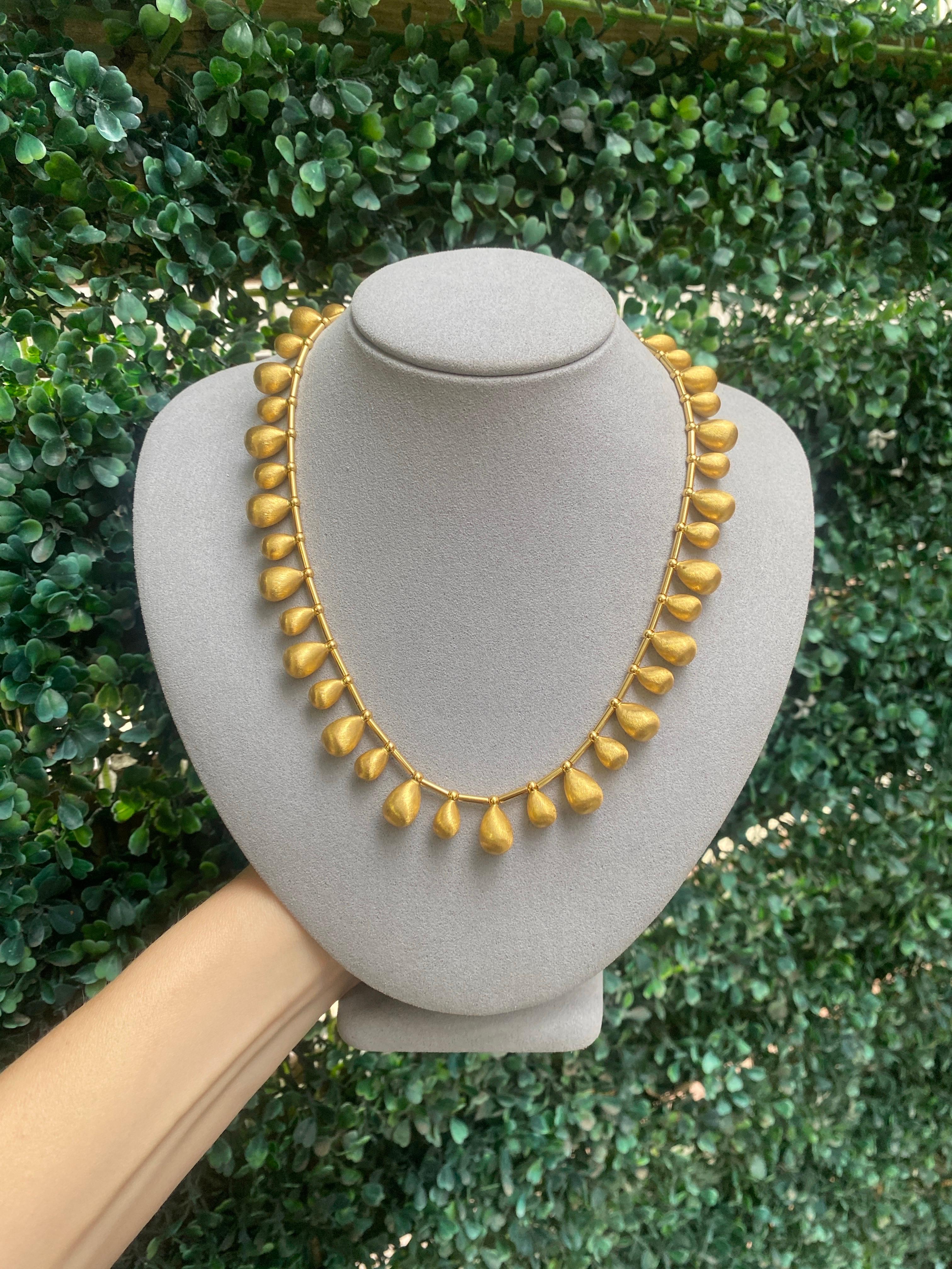 Collana Dangle con texture in oro giallo italiano 22 carati in vendita 5