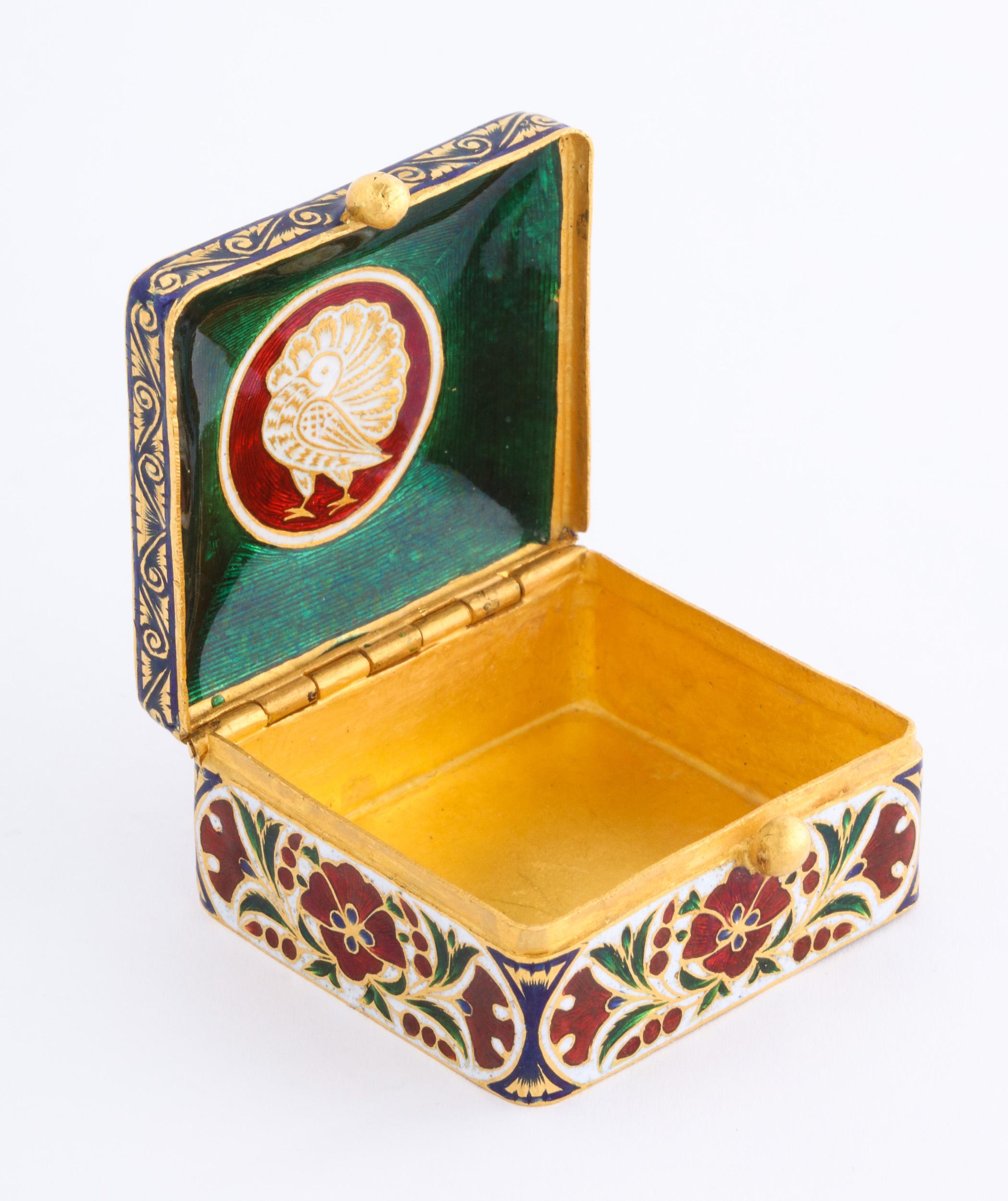 22-Karat Jaipur Indian Gold Enamel and Diamonds Pill Snuff Box 7