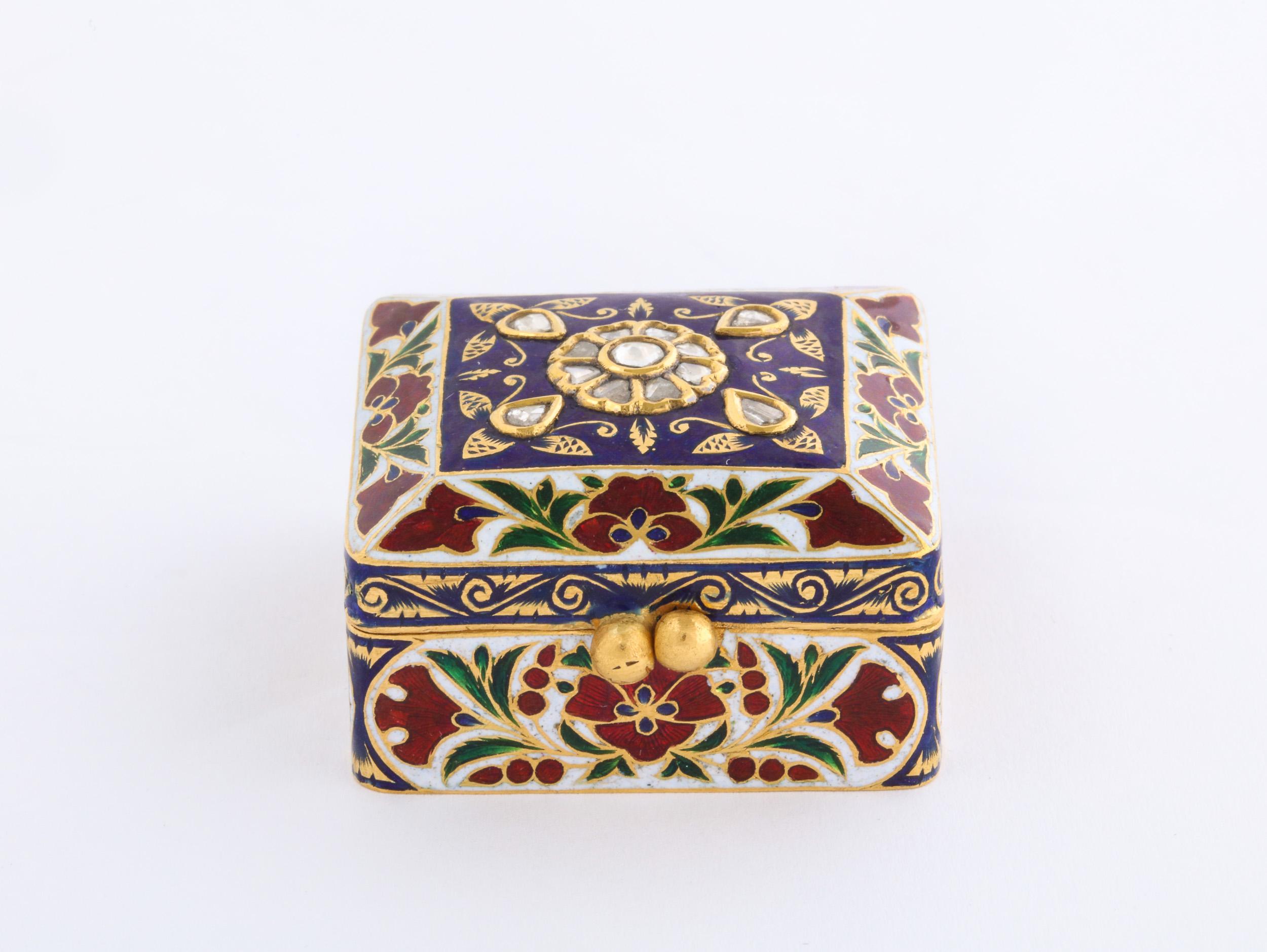 22-Karat Jaipur Indian Gold Enamel and Diamonds Pill Snuff Box In Good Condition In New York, NY