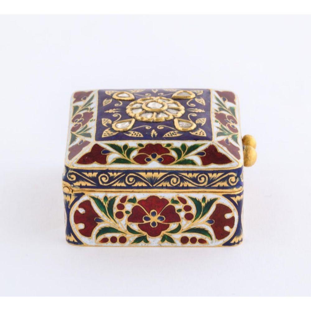 22 Karat Jaipur Indian Gold Enamel and Diamonds Pill Snuff Box In Good Condition In Queens, NY