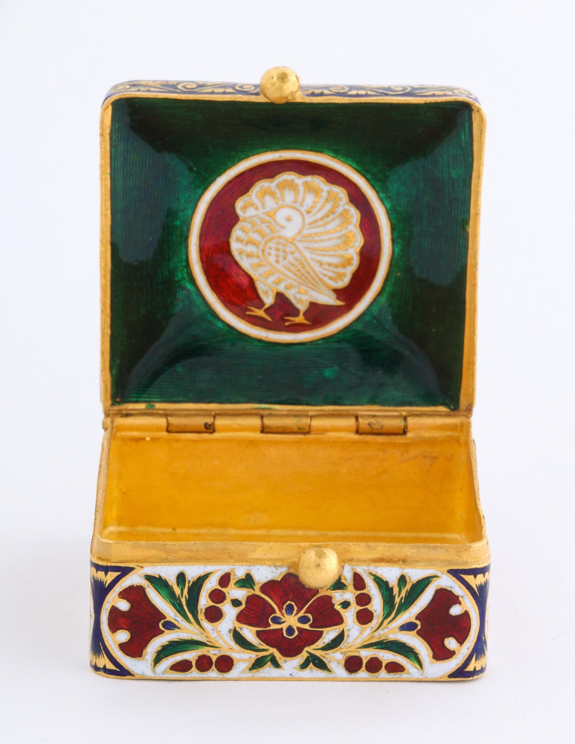 22-Karat Jaipur Indian Gold Enamel and Diamonds Pill Snuff Box 5