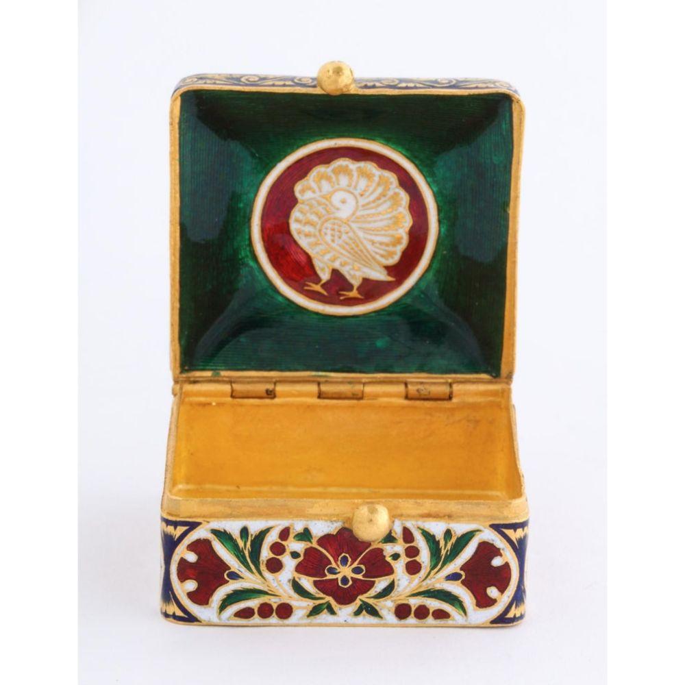22 Karat Jaipur Indian Gold Enamel and Diamonds Pill Snuff Box 3