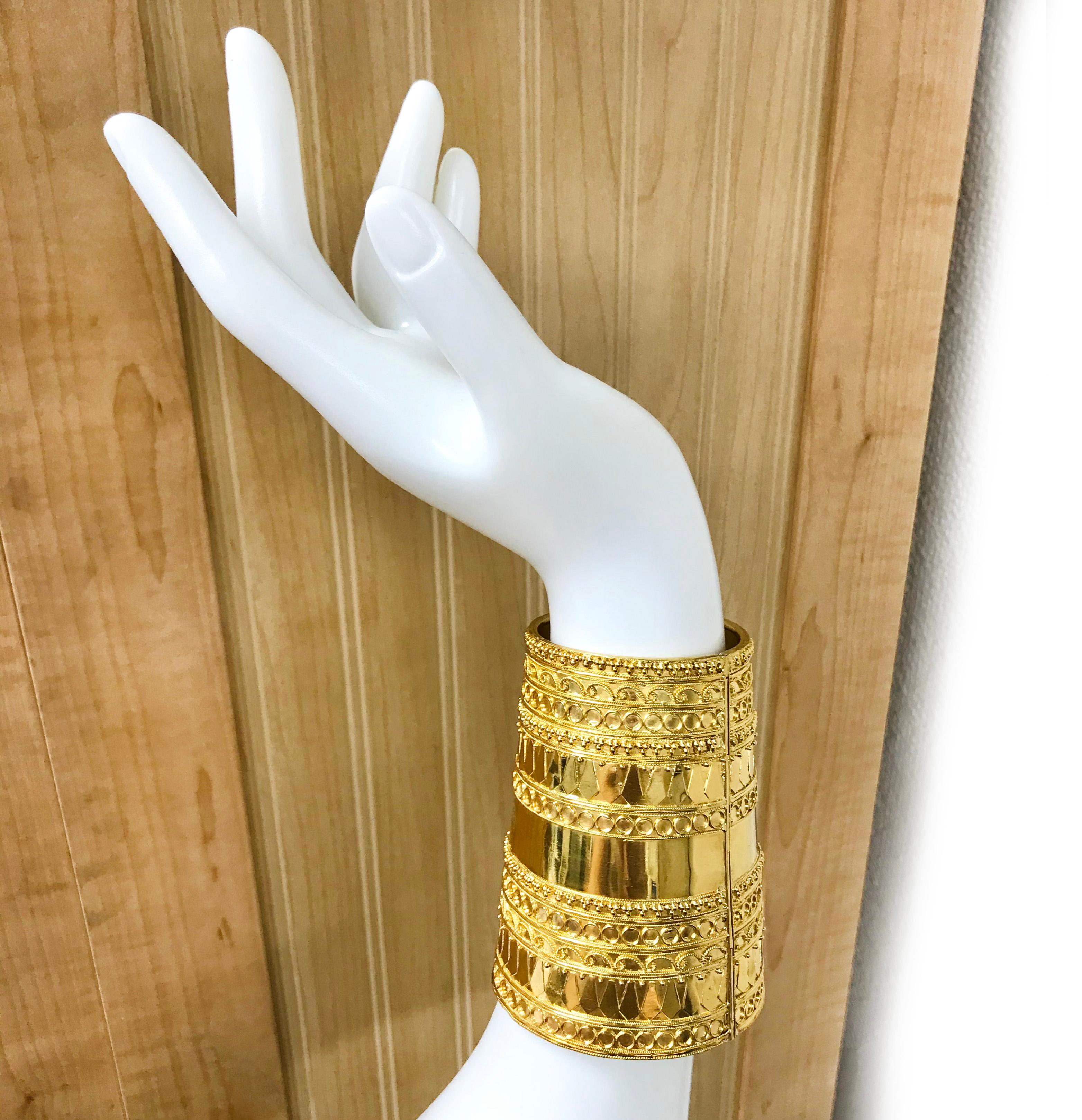 22 Karat Yellow Gold Wide Indian Cuff Bracelet In Good Condition In Palm Desert, CA
