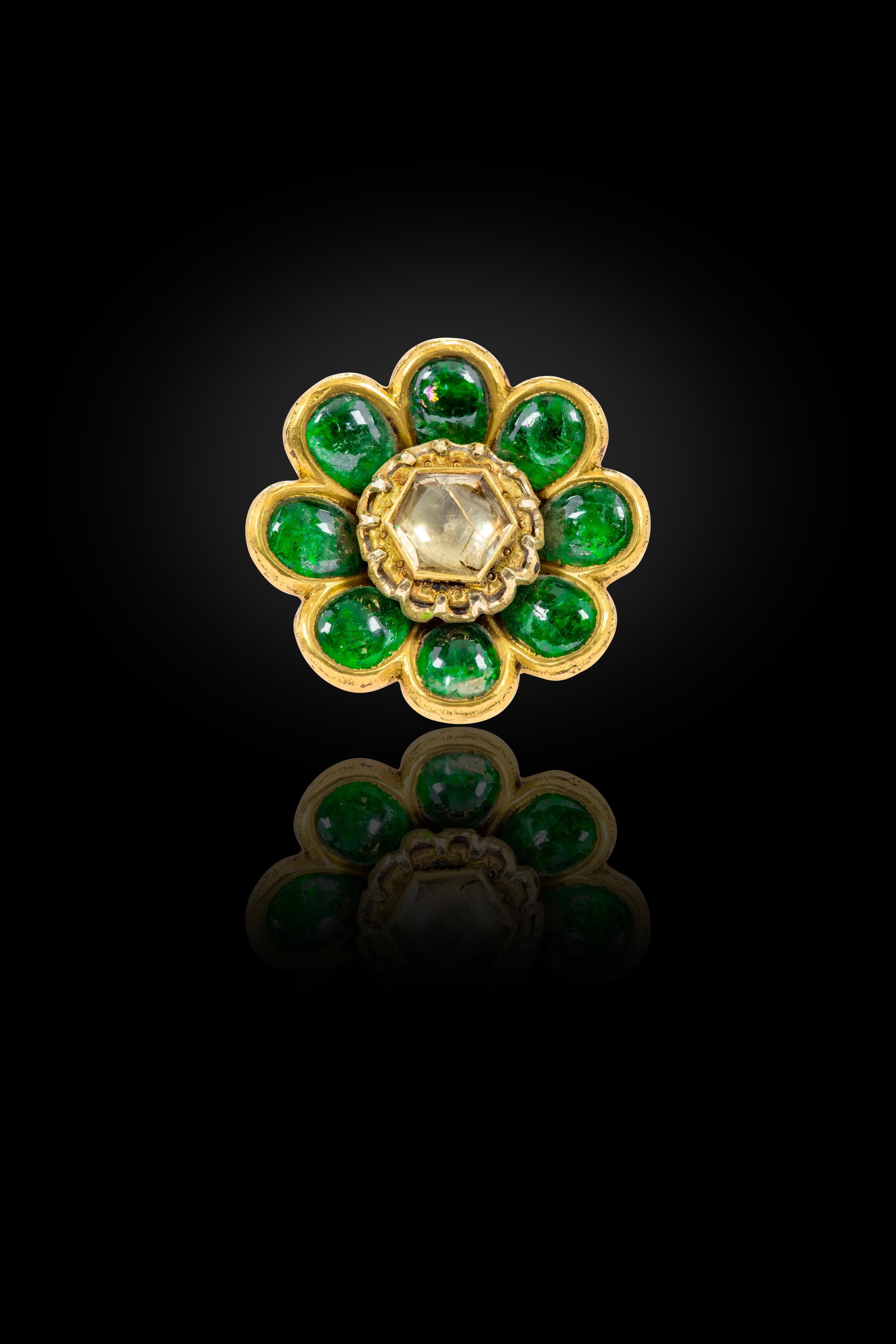 Anillo Flor Polki de Oro Amarillo de 22 Quilates y 17,00 Quilates de Esmeralda Cabujón y Diamantes Angloindio en venta