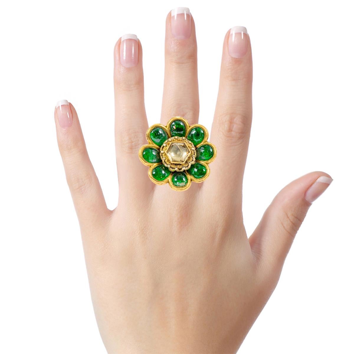 22 Karat Gelbgold 17.00 Karat Cabochon Smaragd und Diamant Polki Blume Ring  im Zustand „Neu“ im Angebot in Jaipur, IN