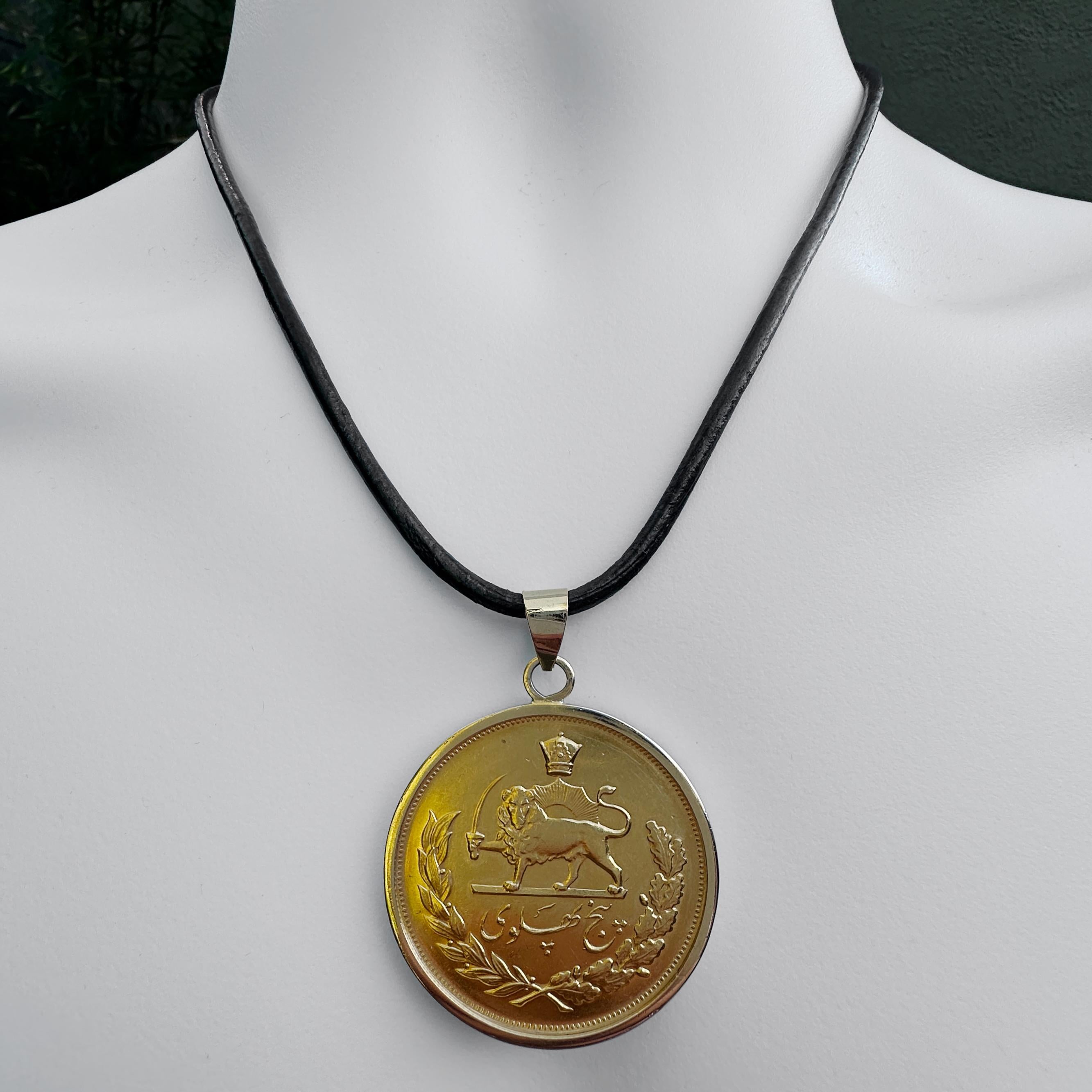 Pendentif en or jaune 22 carats représentant une pièce de cinq Pahlavi de 1973 en or 15 carats en vente 5