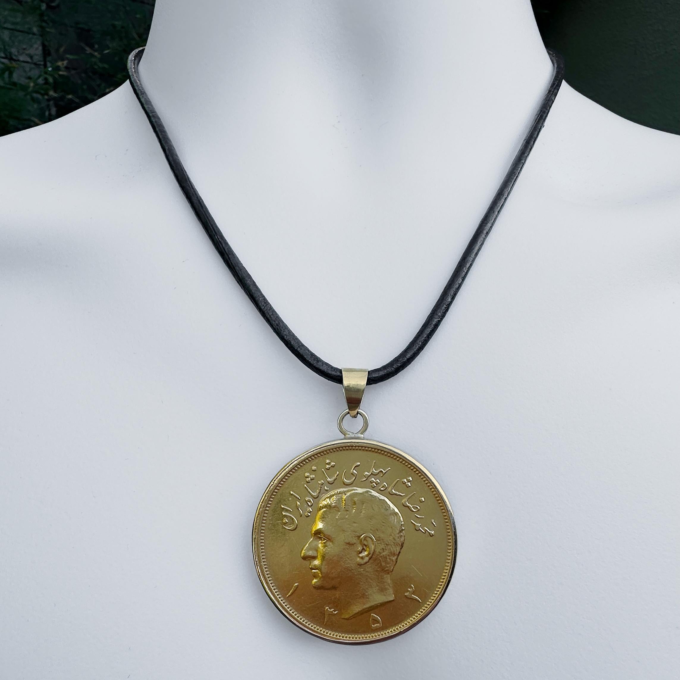 Pendentif en or jaune 22 carats représentant une pièce de cinq Pahlavi de 1973 en or 15 carats en vente 6
