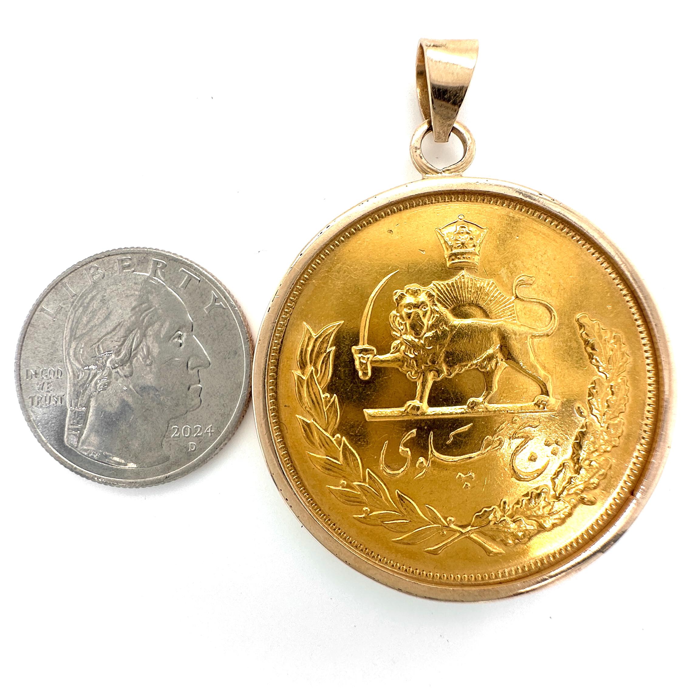 Pendentif en or jaune 22 carats représentant une pièce de cinq Pahlavi de 1973 en or 15 carats en vente 8