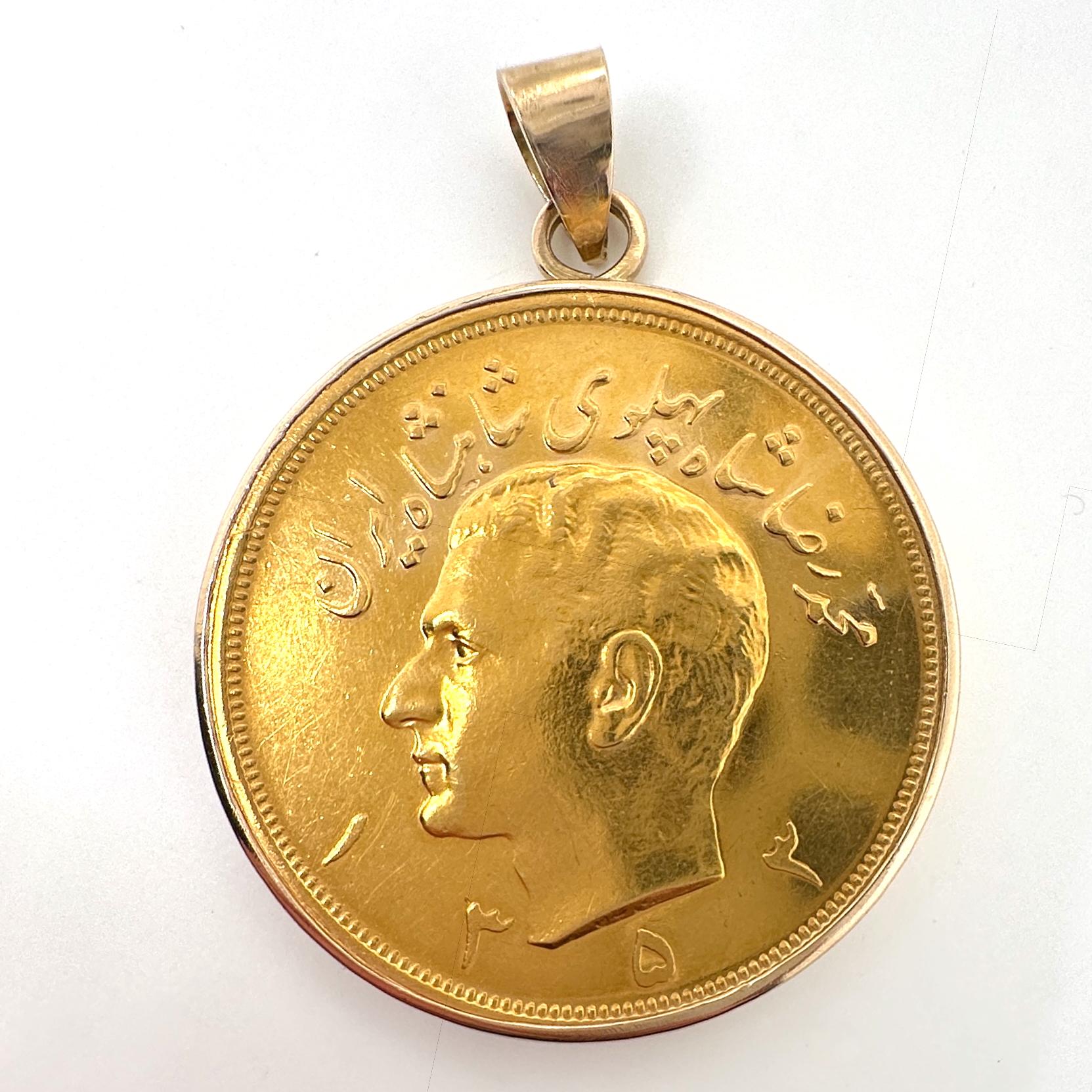 Émise en 1973, cette grande et lourde pièce d'or présente le profil du Shah Mohammad Rez Pahlavi tourné vers la gauche.  

Sous le portrait figure la date persane de 1358 (identique à la date occidentale de 1973).  

Le texte au-dessus de la tête du