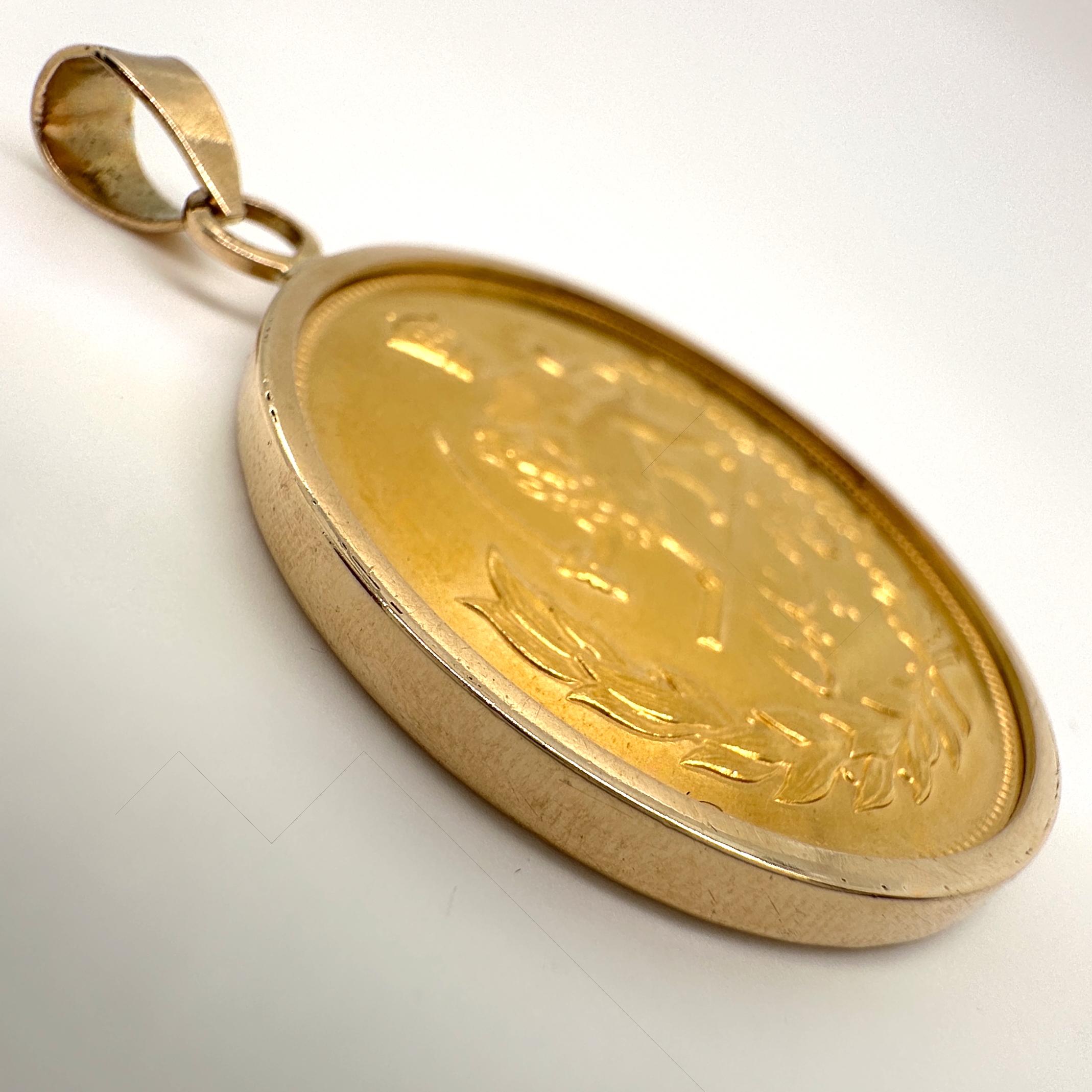 Pendentif en or jaune 22 carats représentant une pièce de cinq Pahlavi de 1973 en or 15 carats Excellent état - En vente à Sherman Oaks, CA