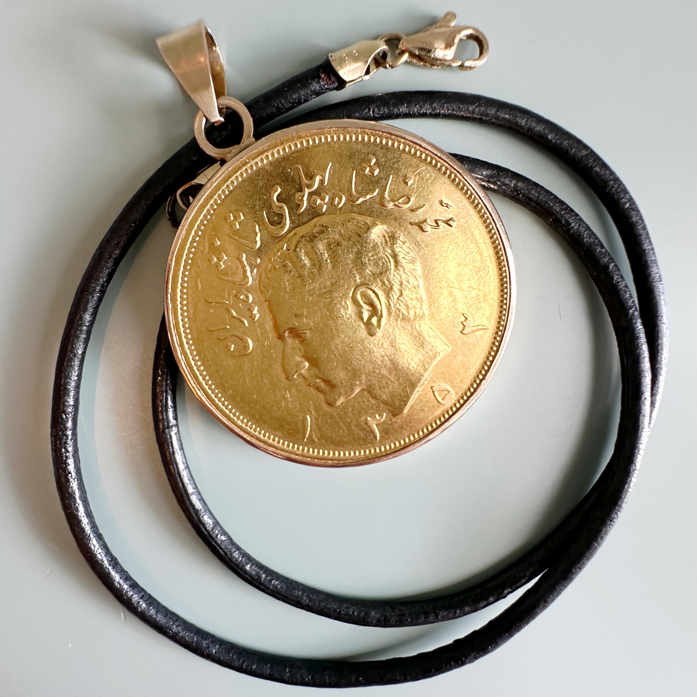 Pendentif en or jaune 22 carats représentant une pièce de cinq Pahlavi de 1973 en or 15 carats Unisexe en vente