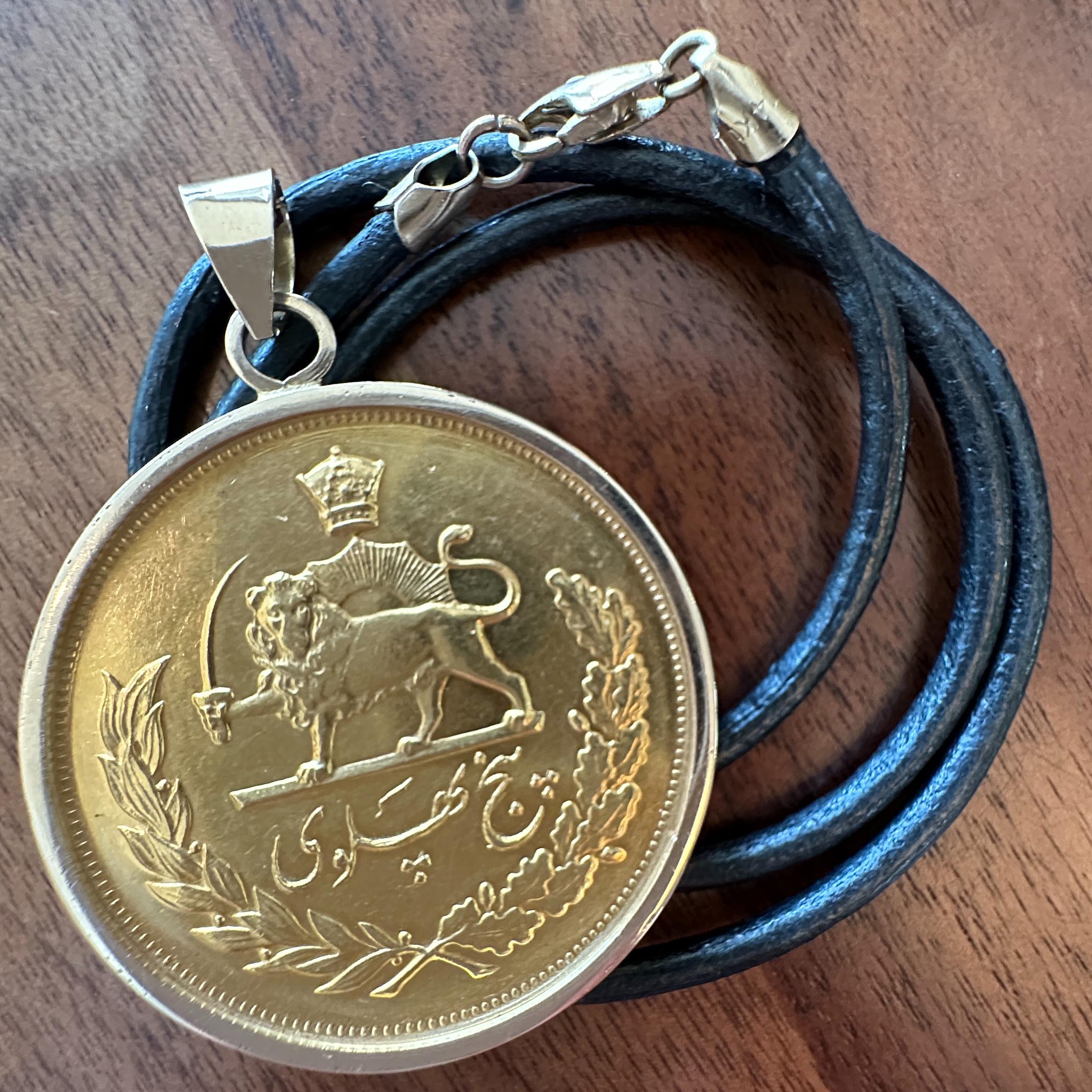 Pendentif en or jaune 22 carats représentant une pièce de cinq Pahlavi de 1973 en or 15 carats en vente 1