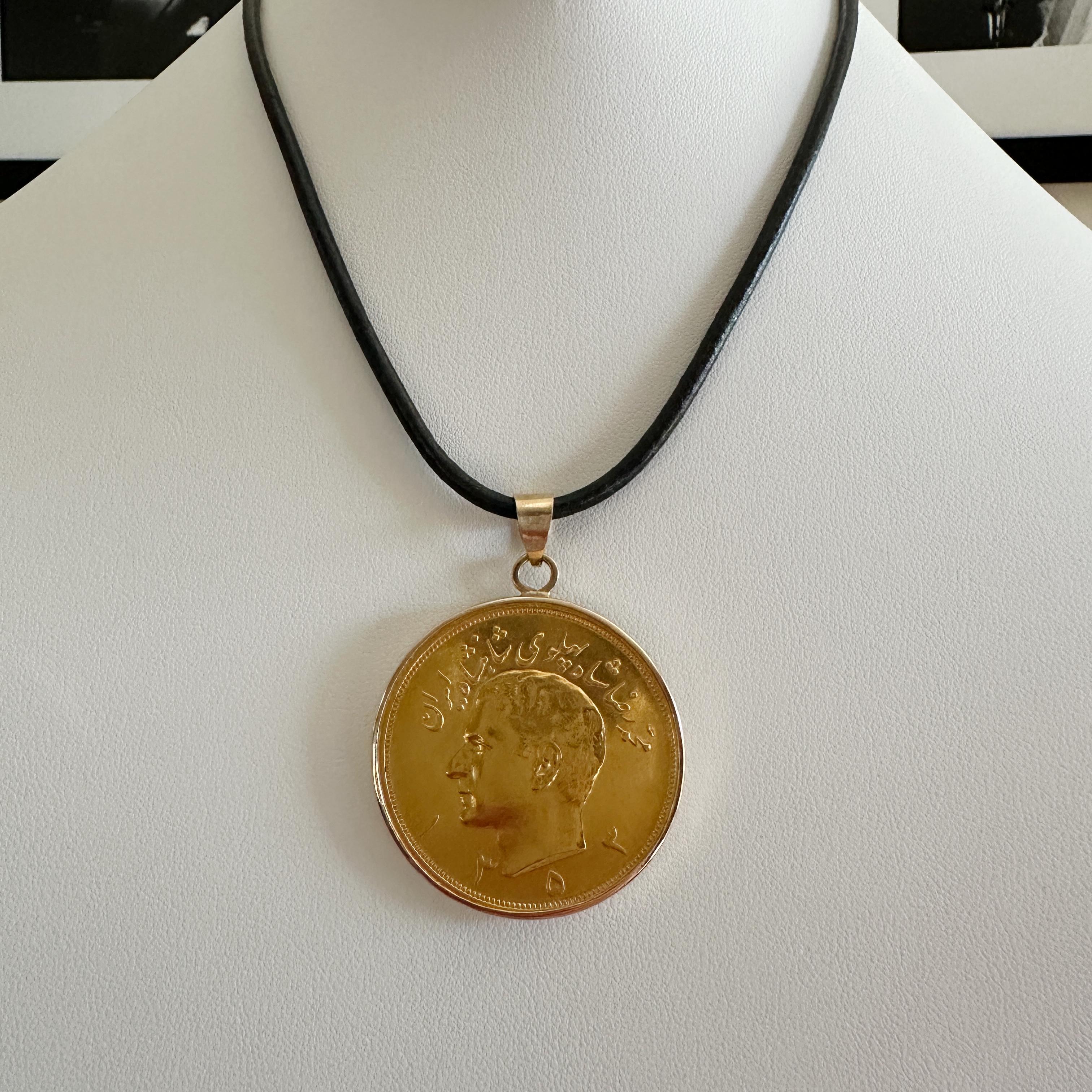 Pendentif en or jaune 22 carats représentant une pièce de cinq Pahlavi de 1973 en or 15 carats en vente 2
