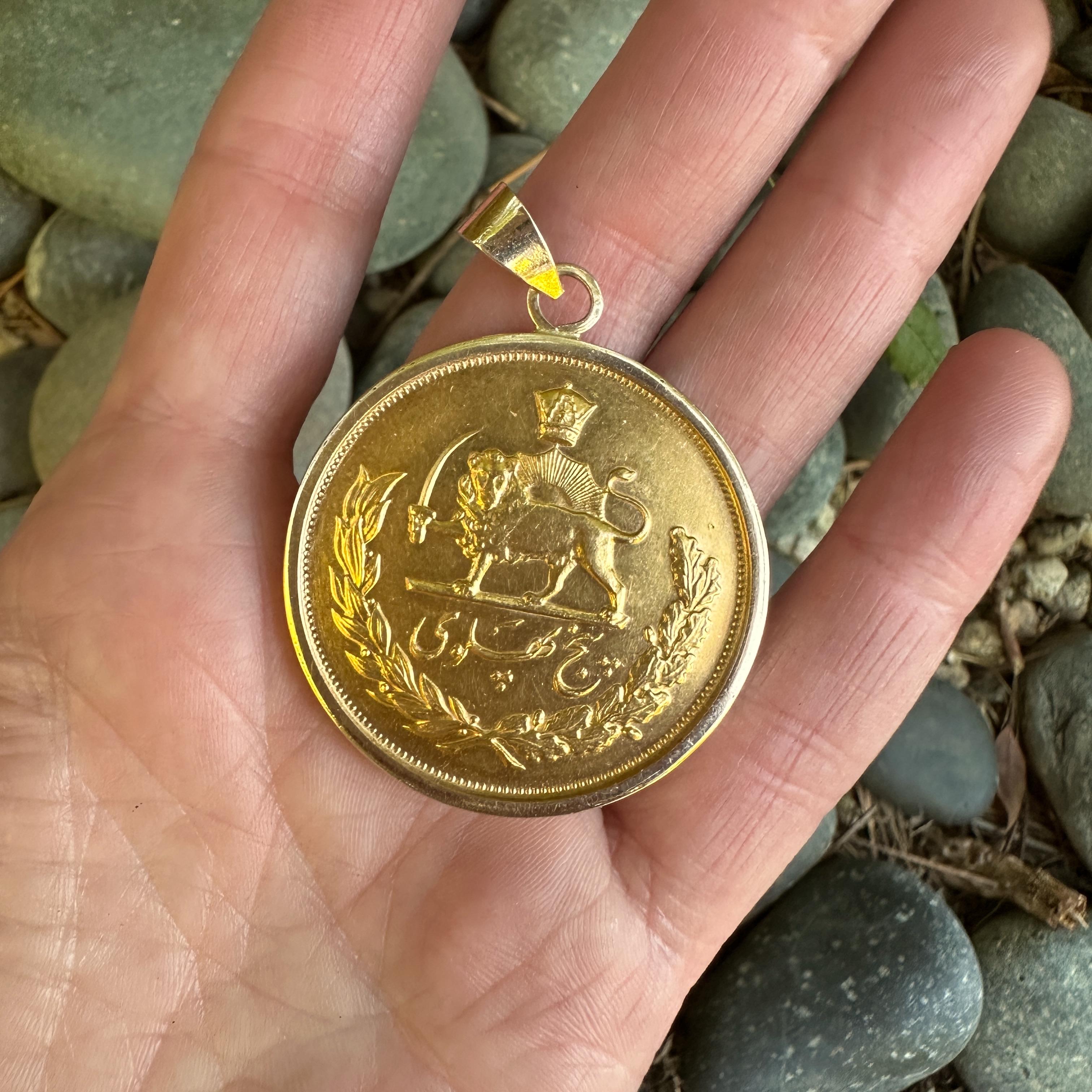 Pendentif en or jaune 22 carats représentant une pièce de cinq Pahlavi de 1973 en or 15 carats en vente 3