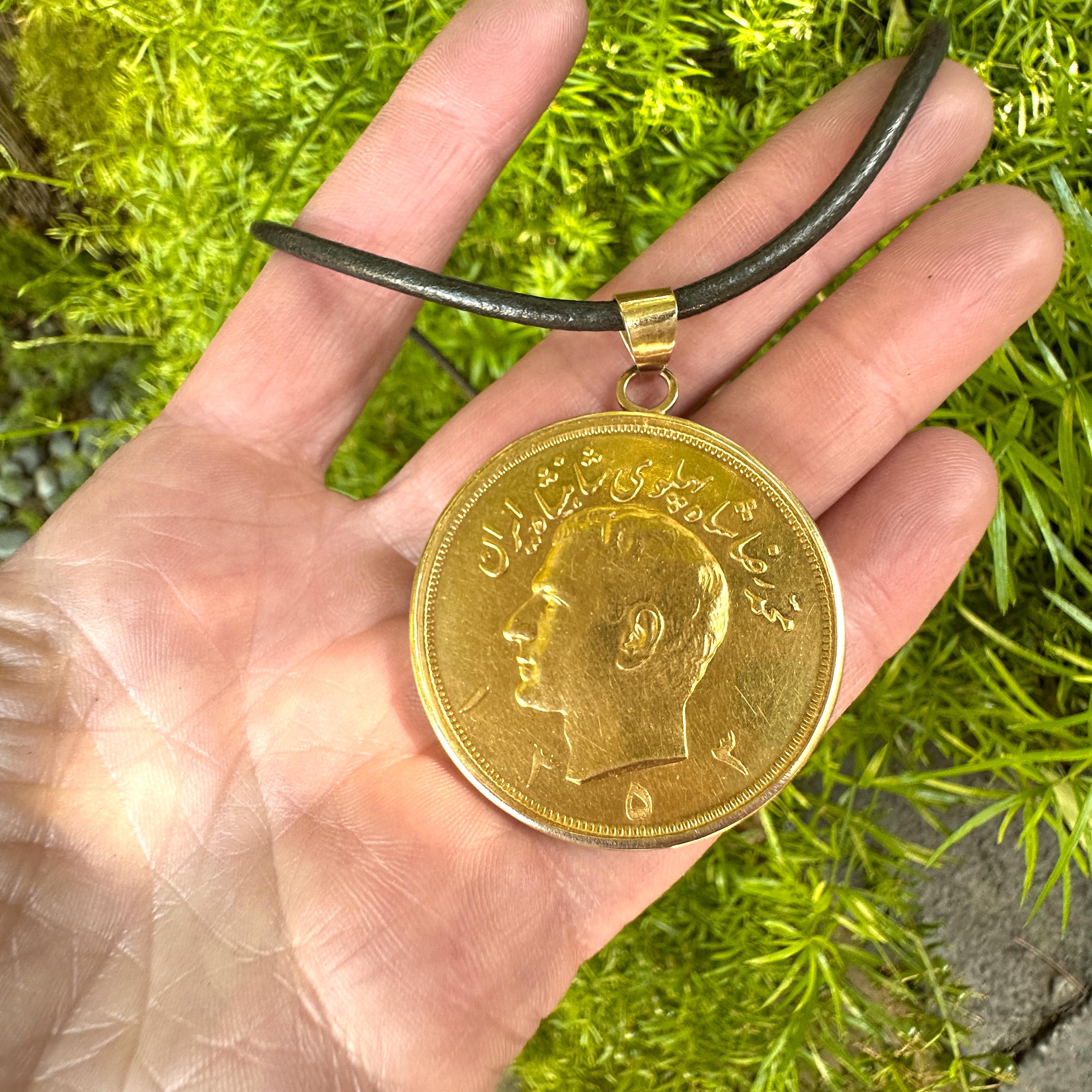 Pendentif en or jaune 22 carats représentant une pièce de cinq Pahlavi de 1973 en or 15 carats en vente 4