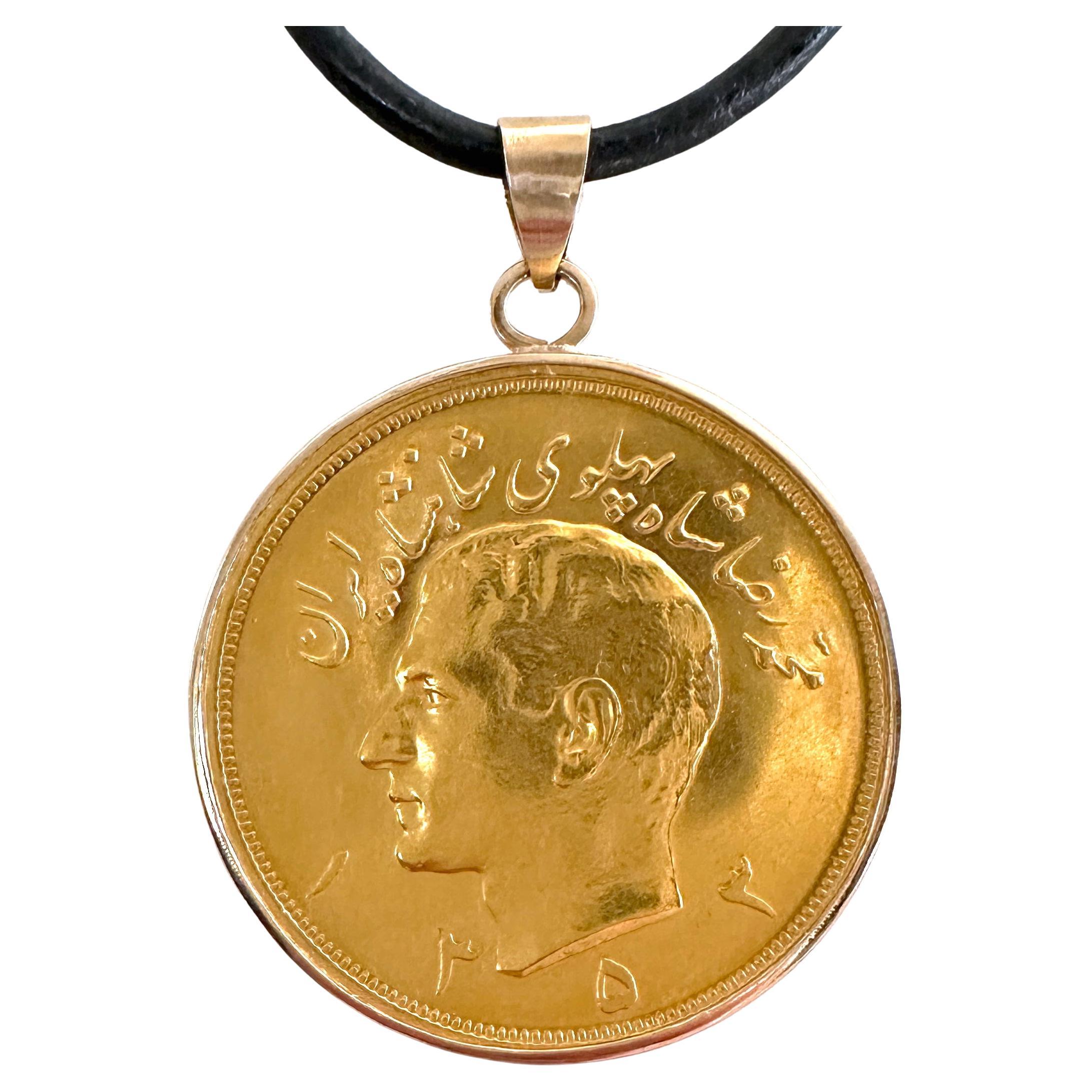 Pendentif en or jaune 22 carats représentant une pièce de cinq Pahlavi de 1973 en or 15 carats en vente