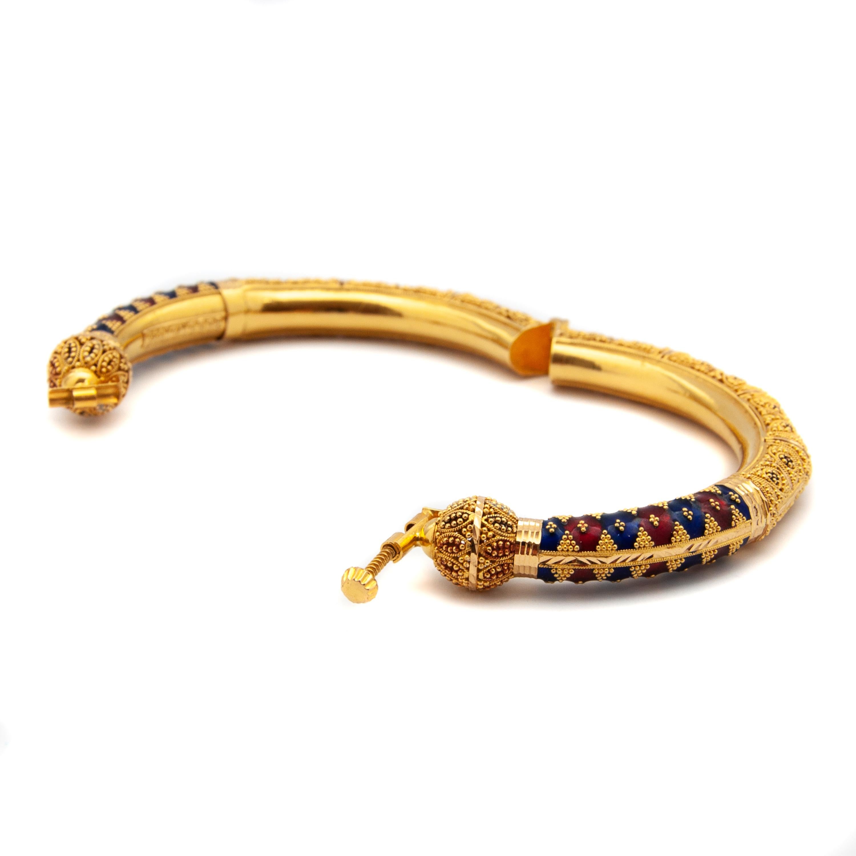 20 Karat Yellow Gold Filigree Enamel Bangle Bracelet For Sale 1
