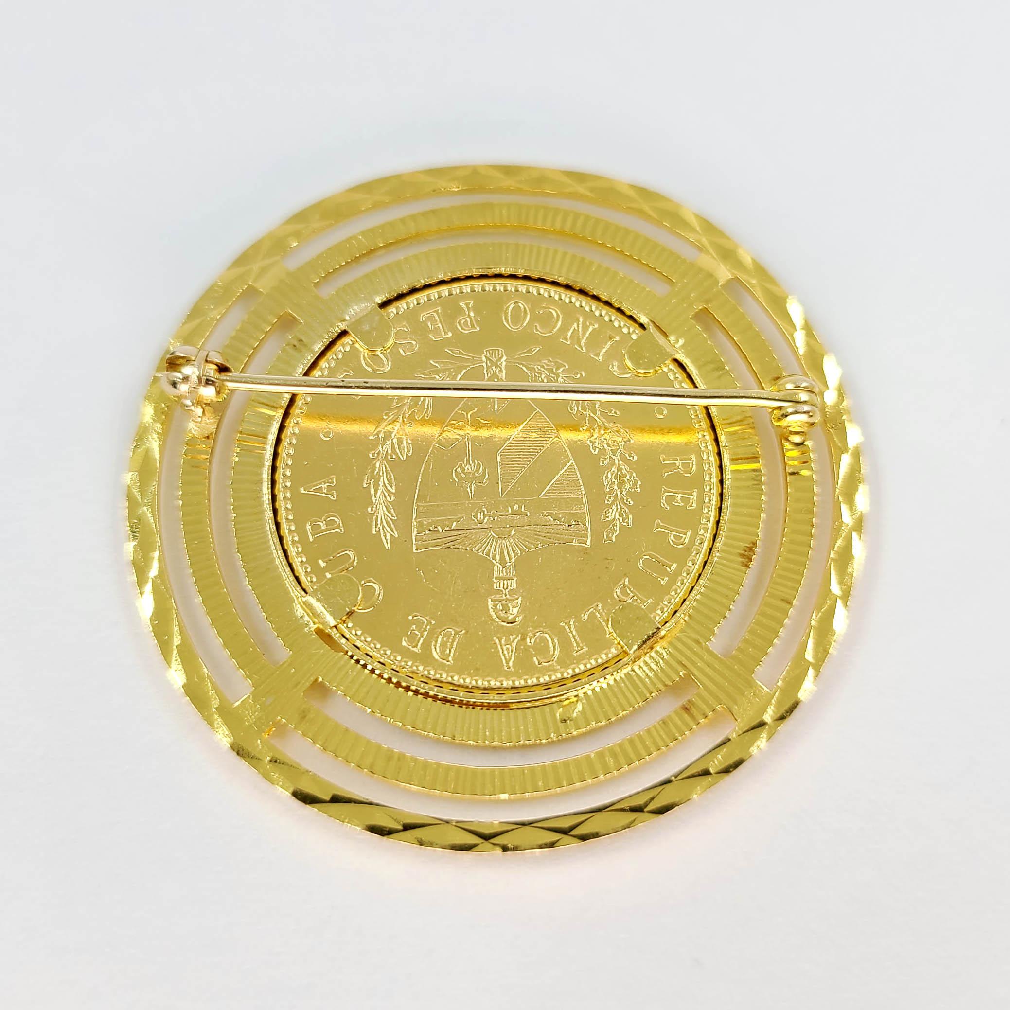 18 Karat Gelbgold Rahmen & Pin rund um eine 22 Karat Gelbgold kubanische Cinco Pesos Münze von 1916. Das fertige Gewicht beträgt 15,0 Gramm.