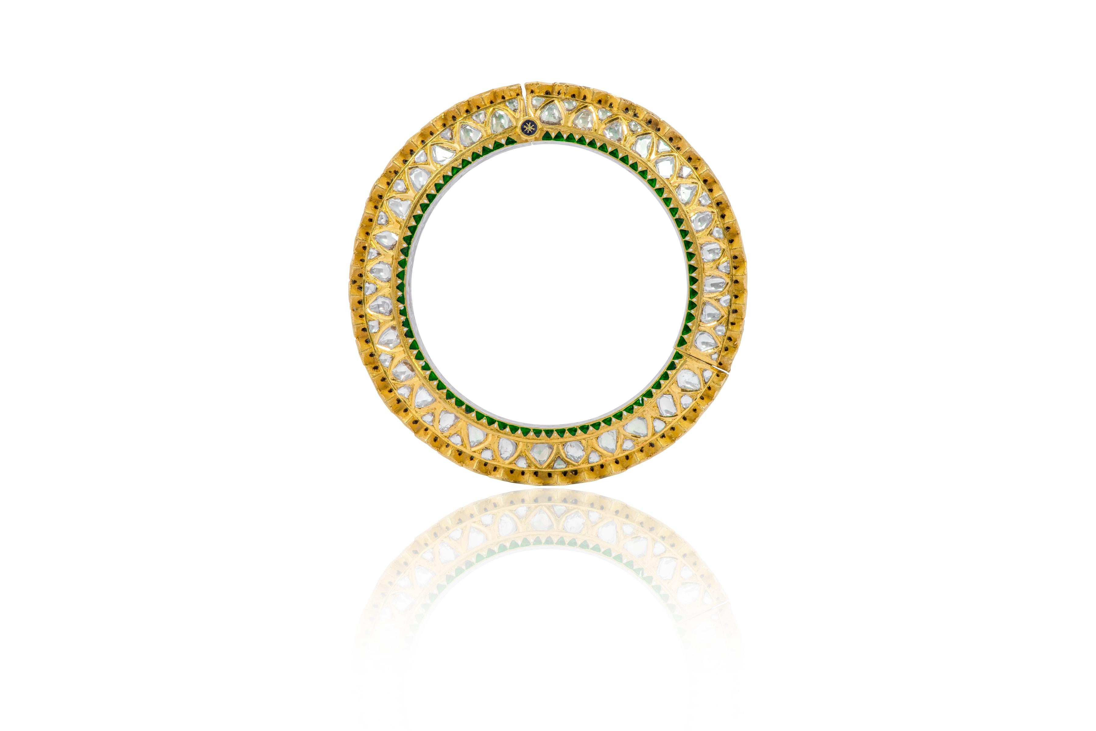 Non taillé Bracelet jonc artisanal en or jaune 22 carats, diamant et émail rouge en vente