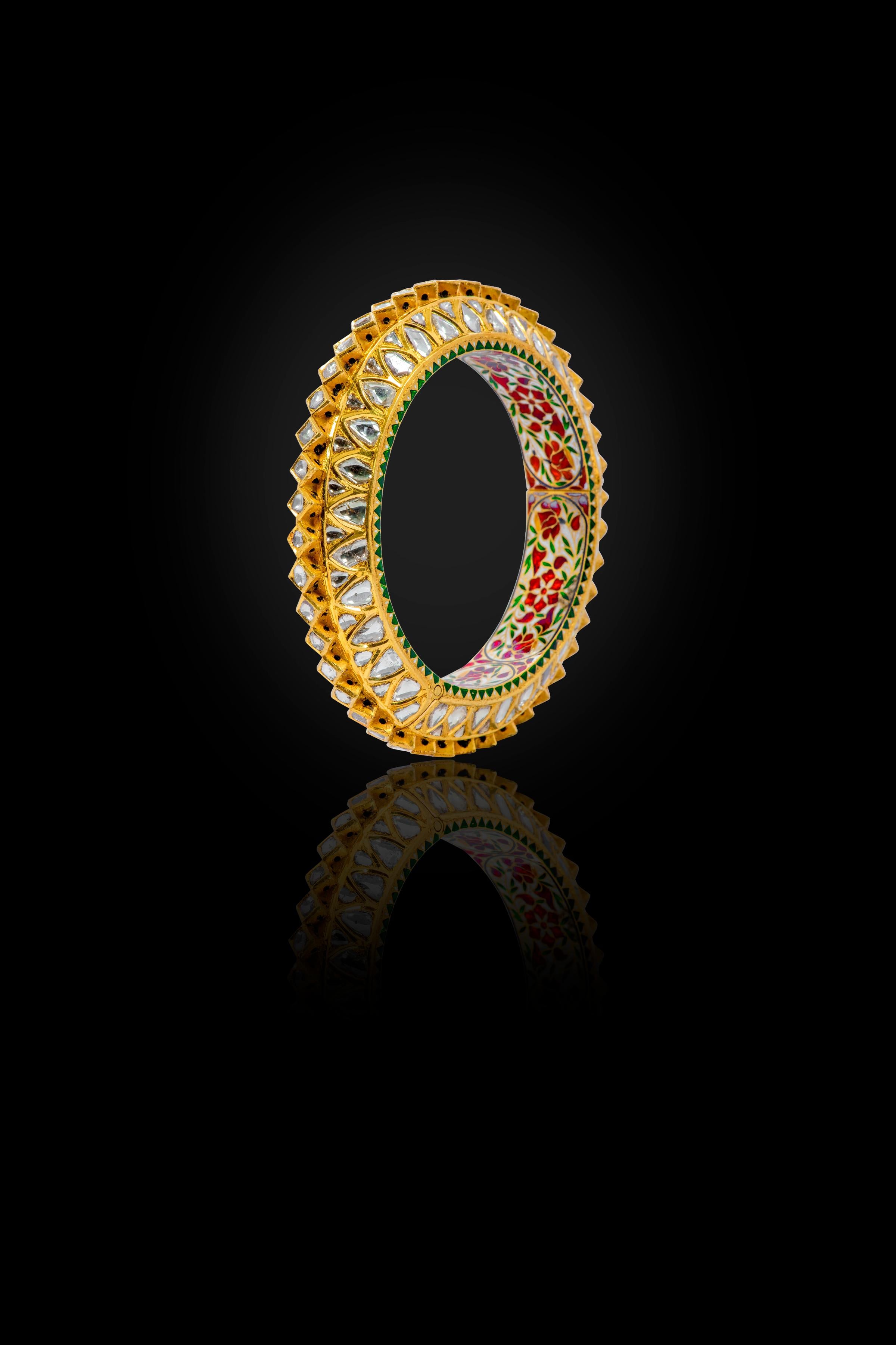 Anglo-indien Bracelet jonc artisanal en or jaune 22 carats, diamant et émail rouge en vente