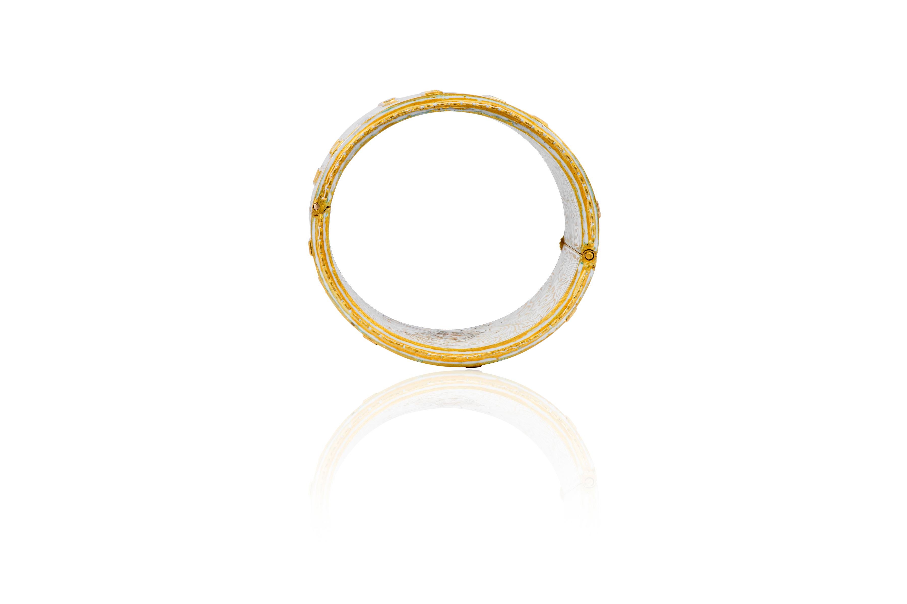 Bracelet jonc artisanal en or jaune 22 carats avec diamants, émail rouge et blanc Neuf - En vente à Jaipur, IN