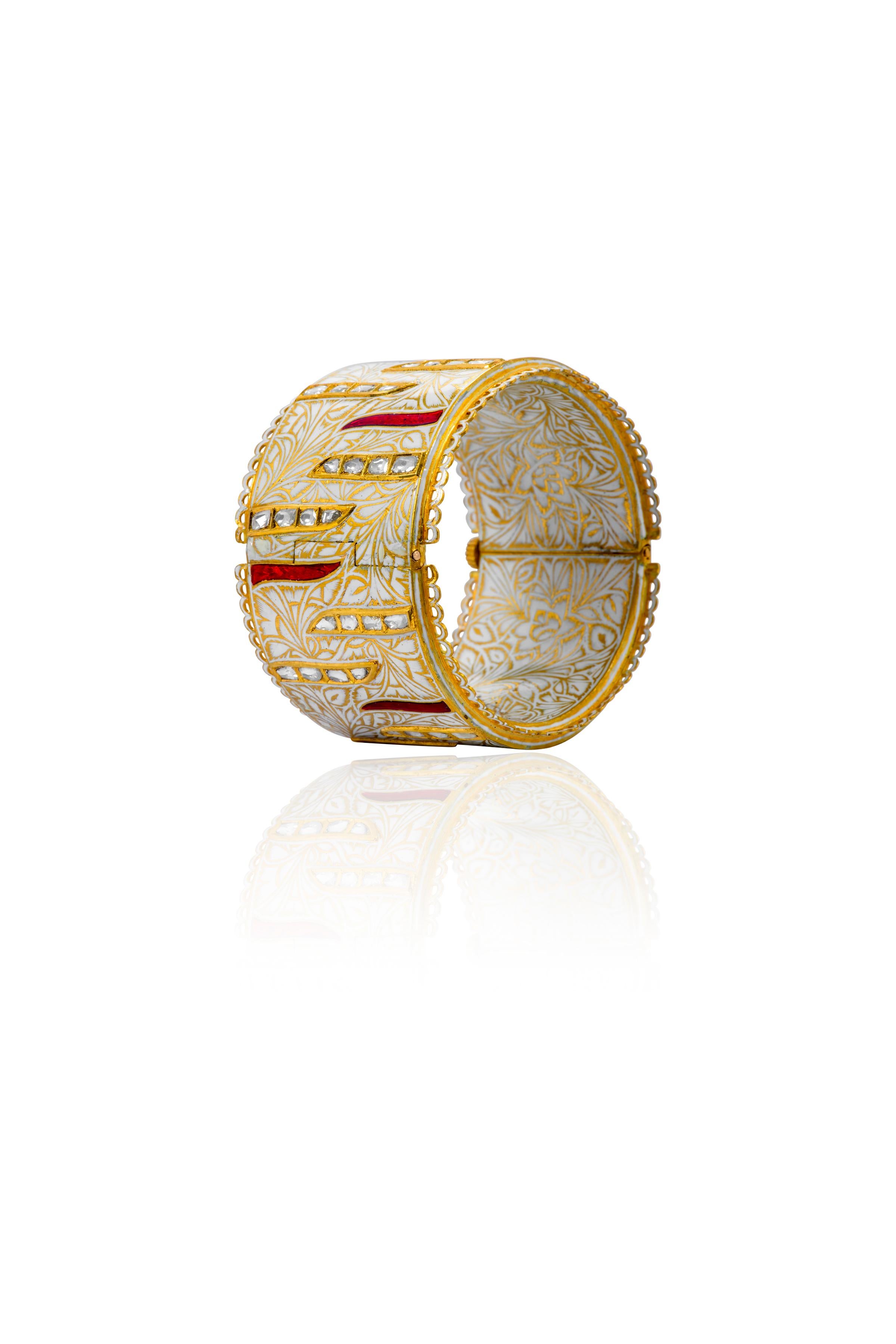 Bracelet jonc artisanal en or jaune 22 carats avec diamants, émail rouge et blanc en vente 2