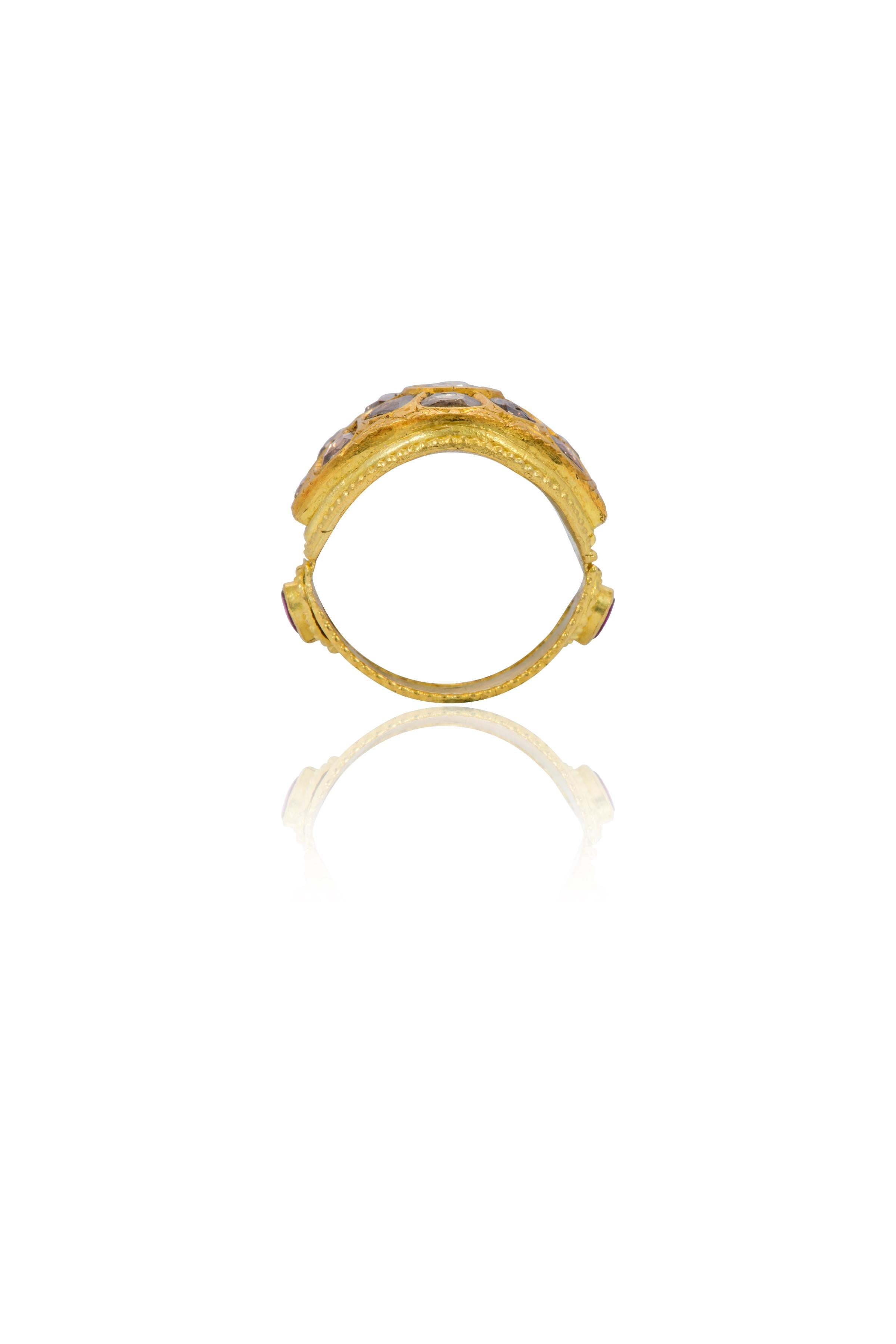 22 Karat Gelbgold Kuppelförmiger Diamant- und Rubin-Statement-Ring Handgefertigt im Zustand „Neu“ im Angebot in Jaipur, IN