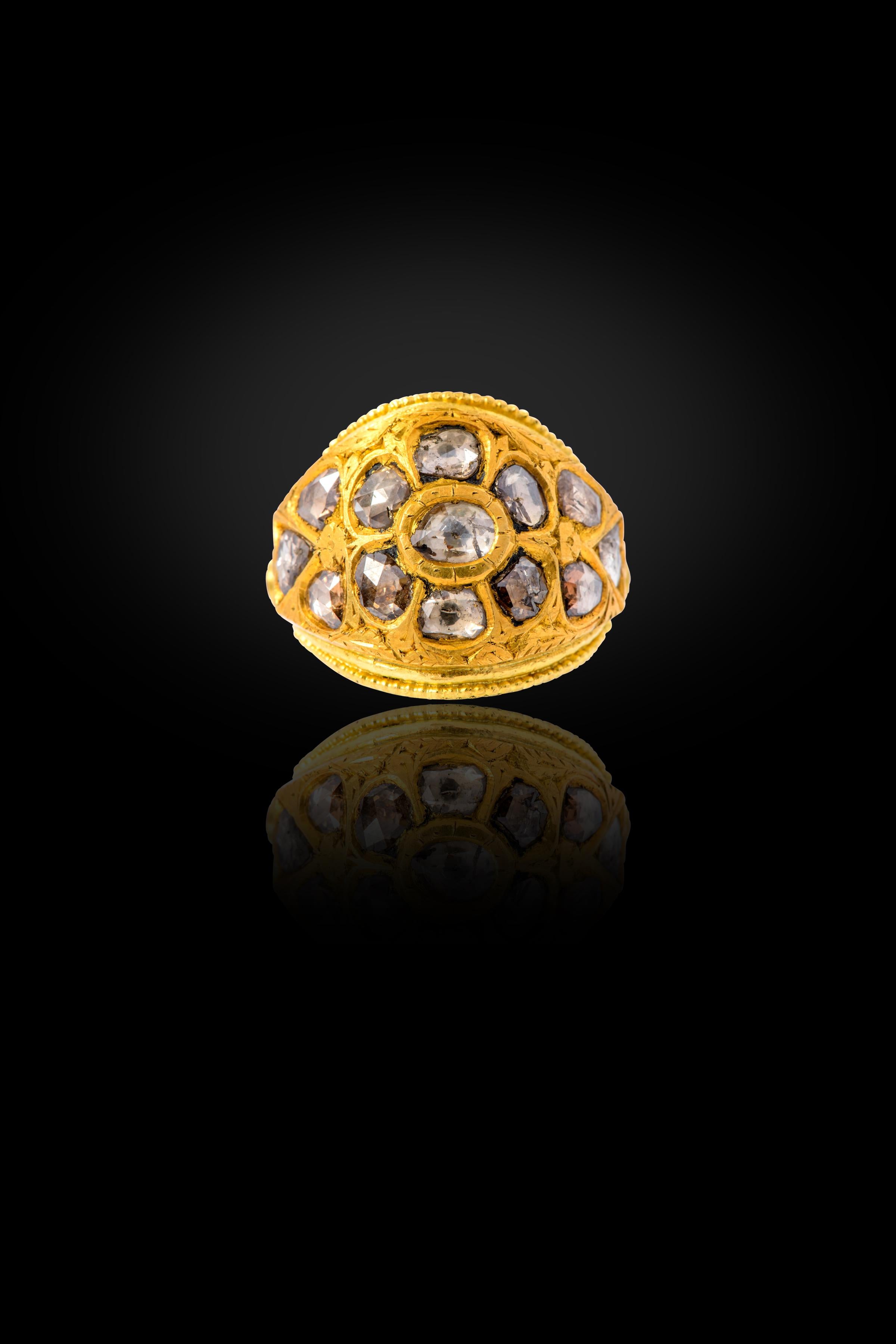 22 Karat Gelbgold Kuppelförmiger Diamant- und Rubin-Statement-Ring Handgefertigt (Anglo-indisch) im Angebot