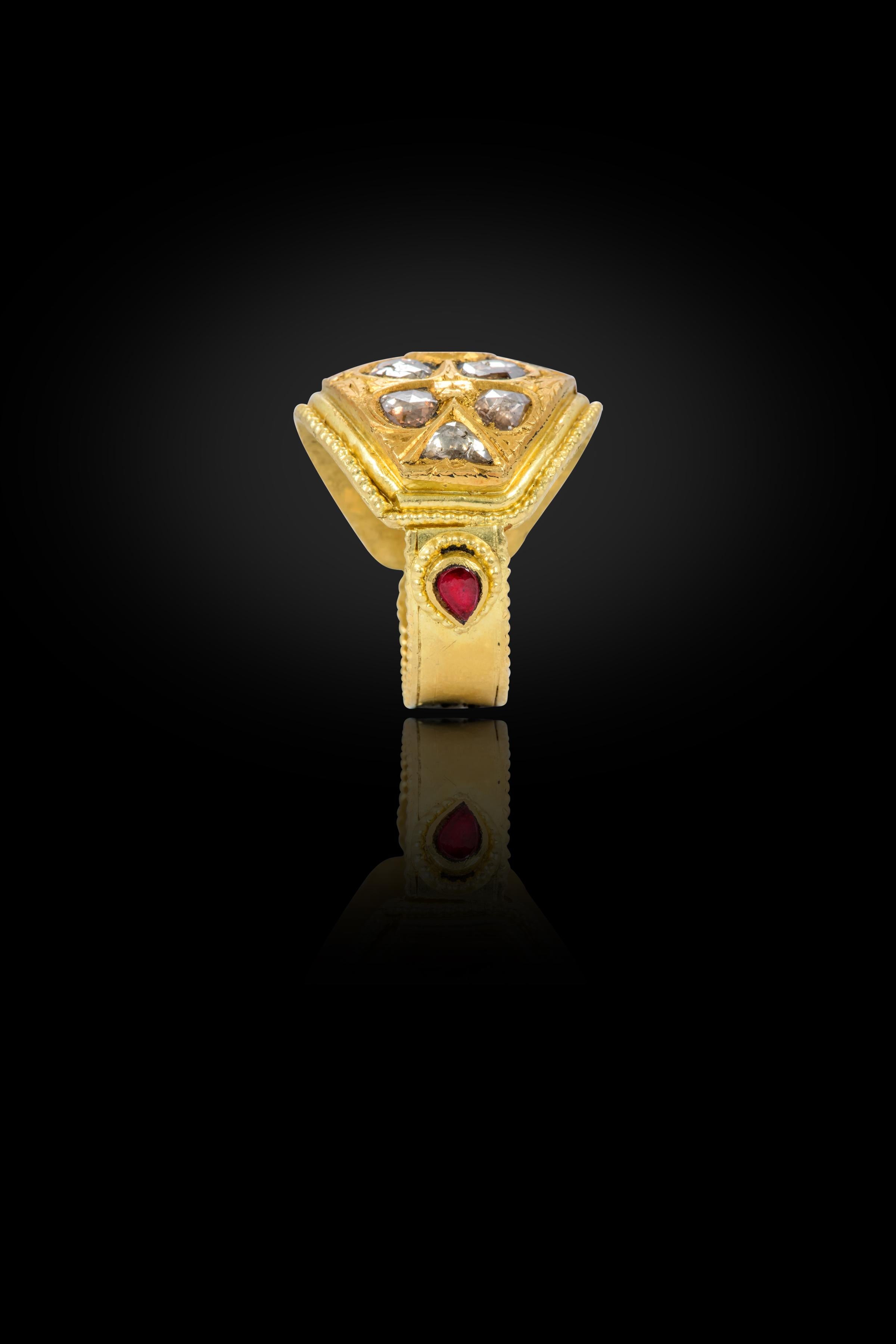 Non taillé Bague fantaisie en or jaune 22 carats en forme de dôme avec diamants et rubis, fabriquée à la main en vente