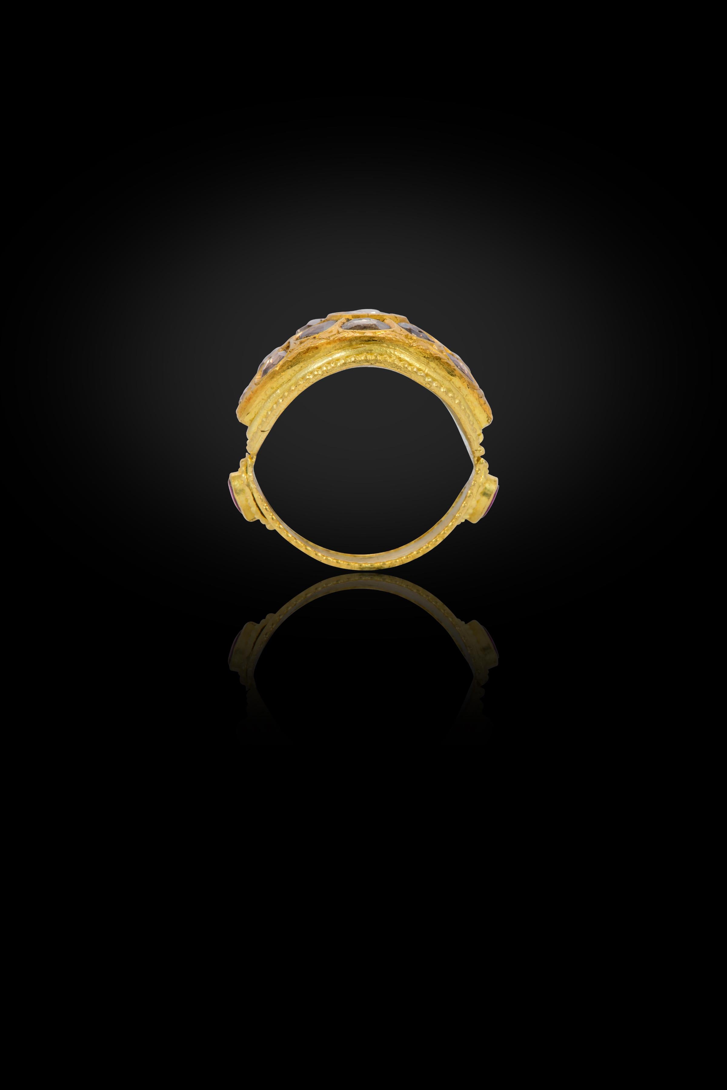 22 Karat Gelbgold Kuppelförmiger Diamant- und Rubin-Statement-Ring Handgefertigt im Angebot 2