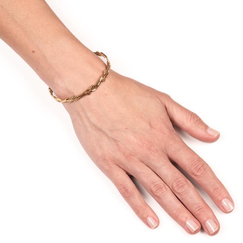 Ce bracelet bangle en or jaune 22 carats présente des détails gravés à la main. Le diamètre intérieur est d'environ 60 mm et le diamètre extérieur d'environ 63 mm. 
Poids : 15,2 grammes