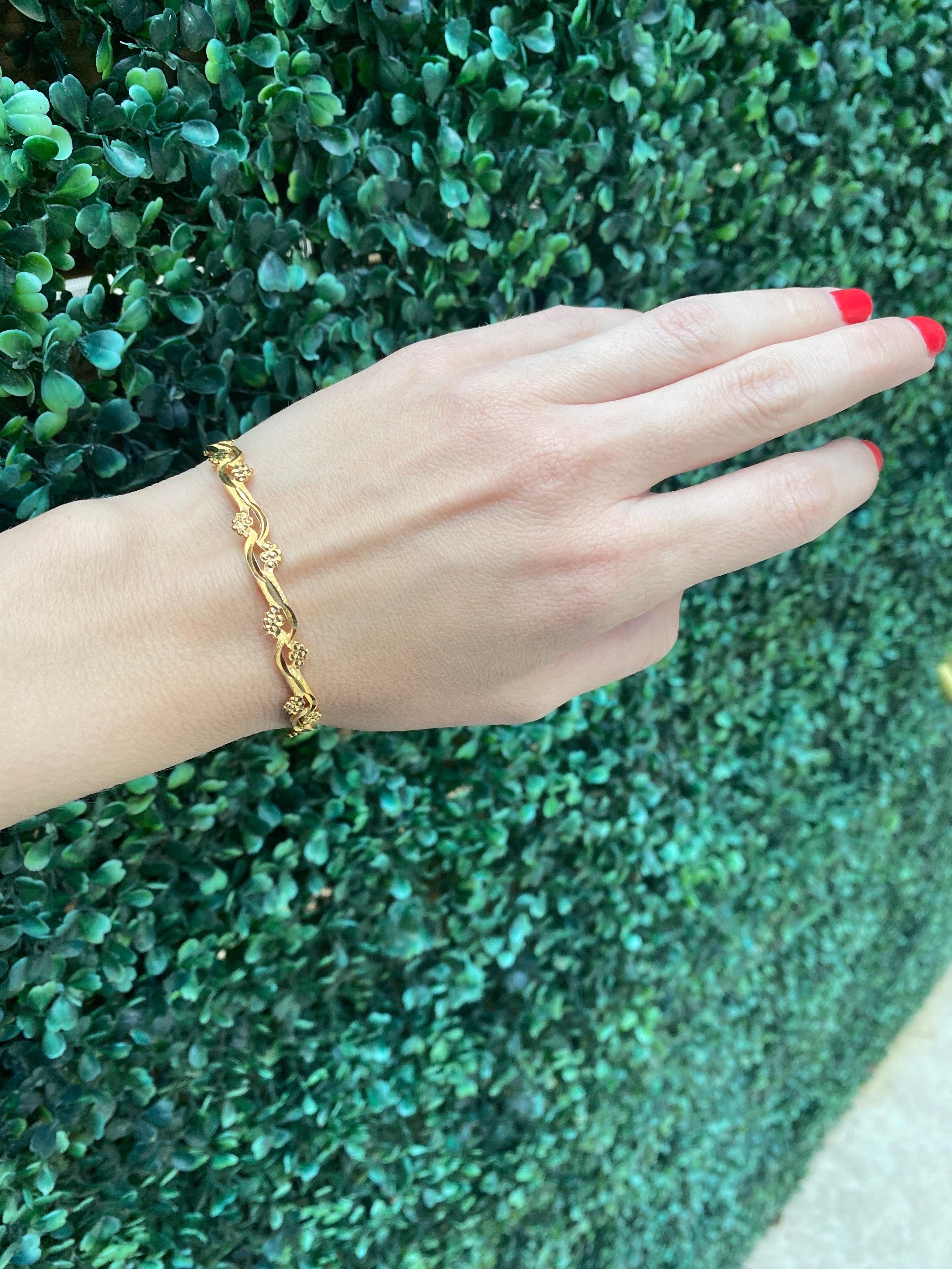 Bracelet jonc gravé en or jaune 22 carats Neuf - En vente à Houston, TX