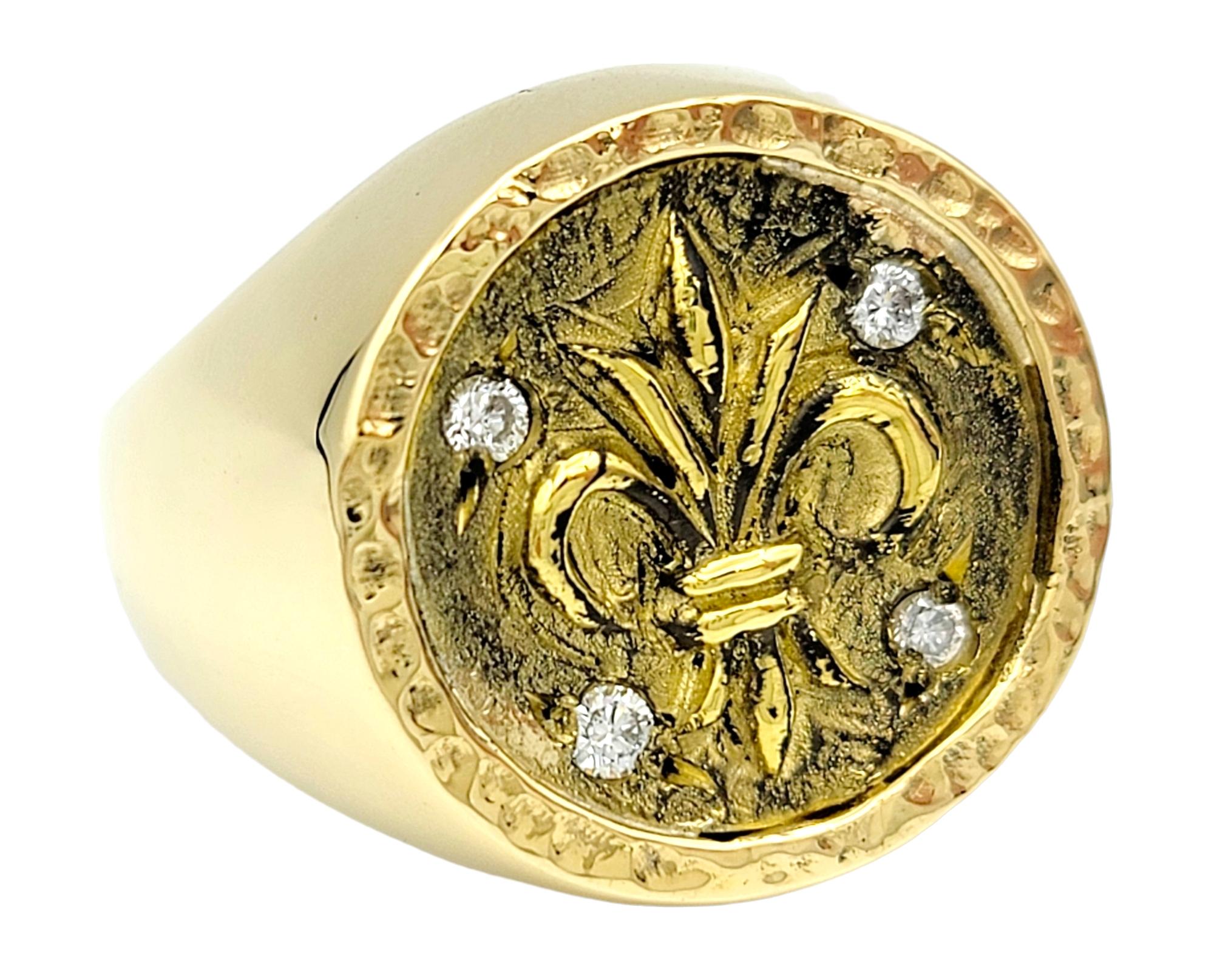 Contemporain Signet Fleur de Lis en or jaune 22 carats avec accents de diamants en vente