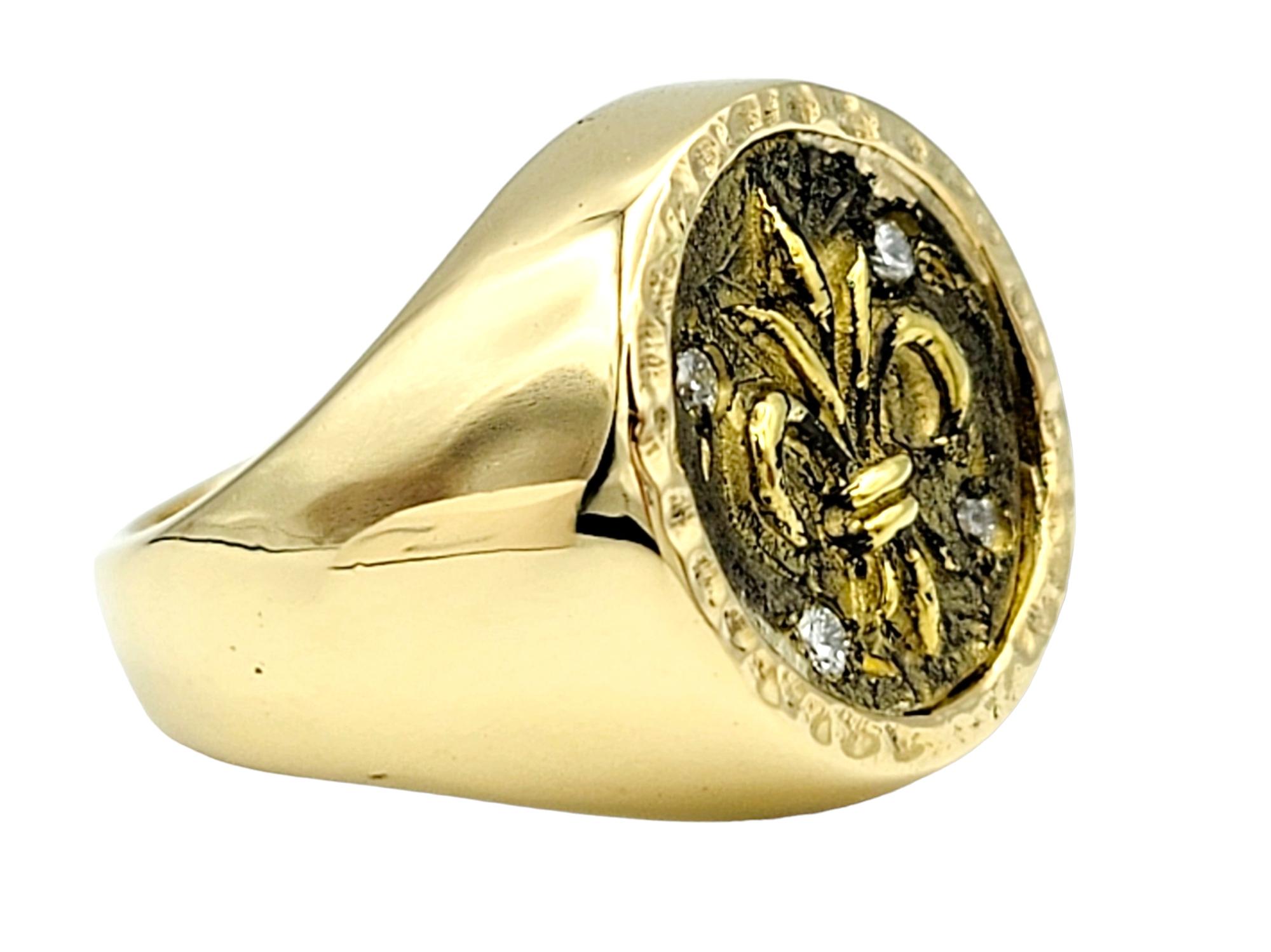 Taille ronde Signet Fleur de Lis en or jaune 22 carats avec accents de diamants en vente