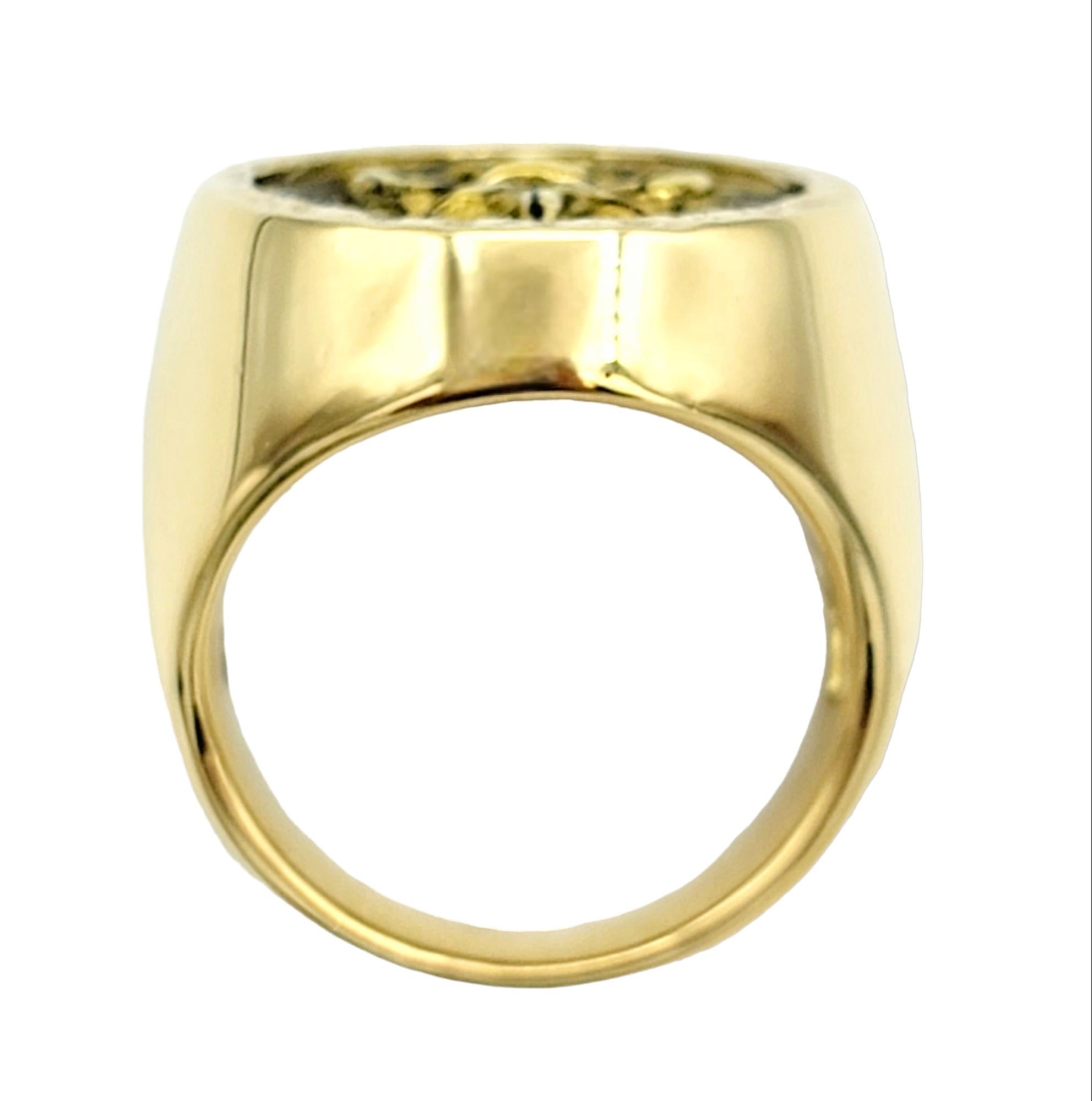 Contemporaneo Anello con firma Fleur de Lis in oro giallo 22 carati con accenti di diamanti in vendita
