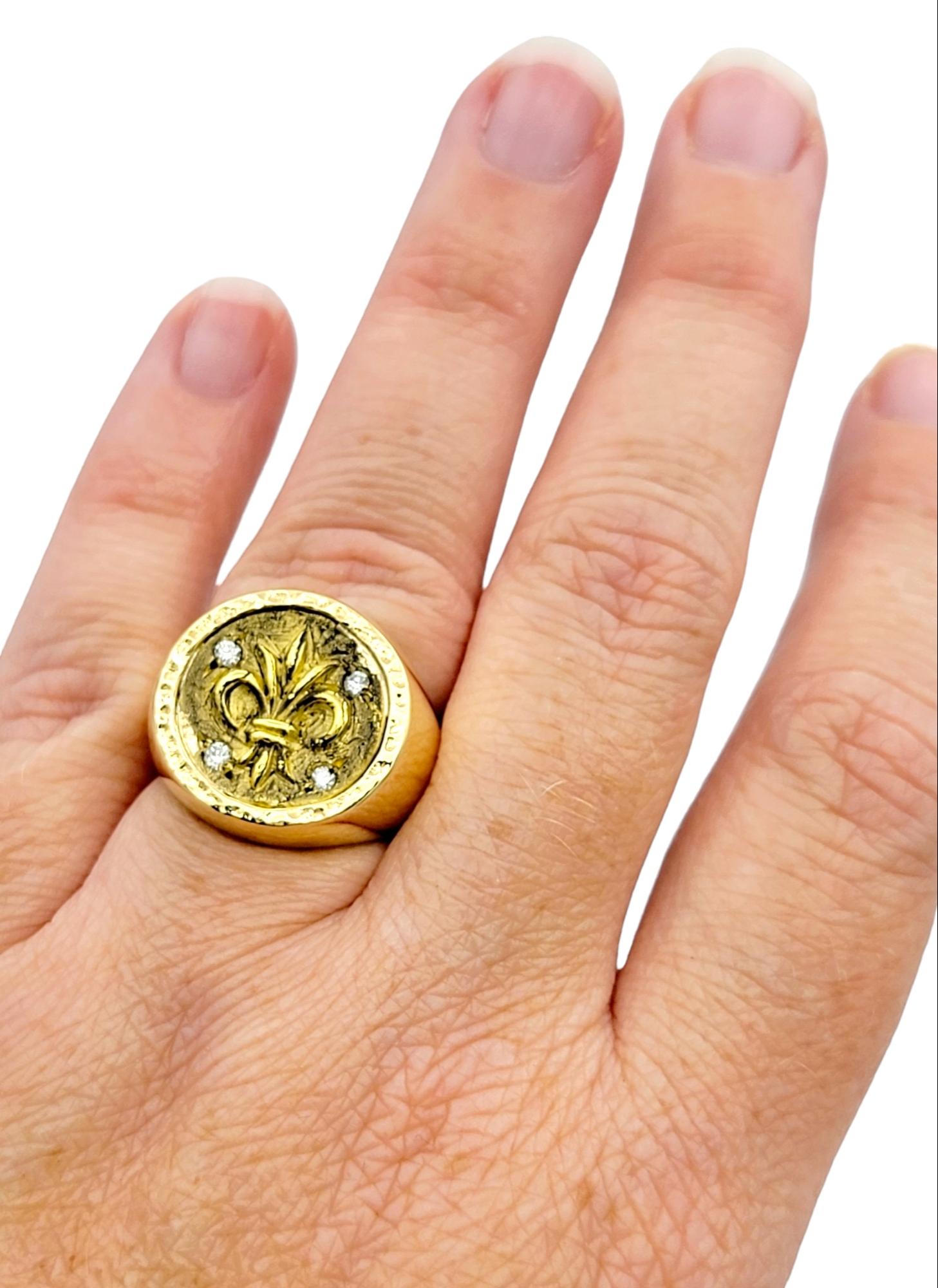 Signet Fleur de Lis en or jaune 22 carats avec accents de diamants en vente 1