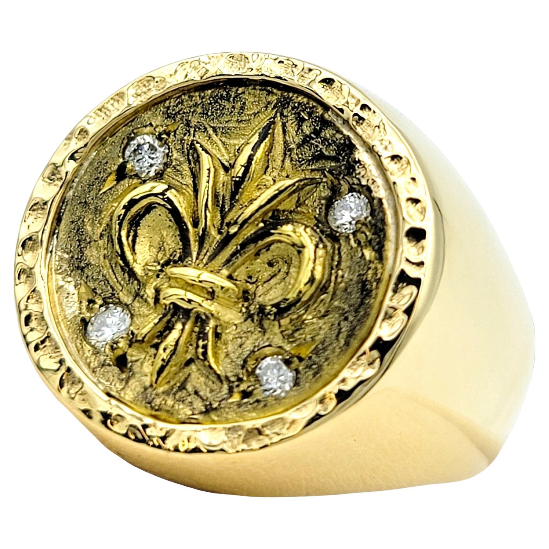 Signet Fleur de Lis en or jaune 22 carats avec accents de diamants en vente