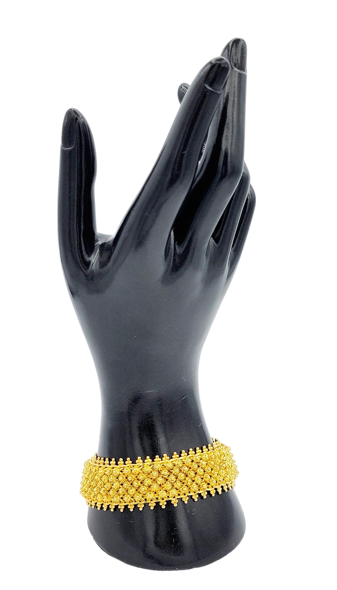 Bracelet manchette souple en or jaune 22 carats avec motif granité en vente 3