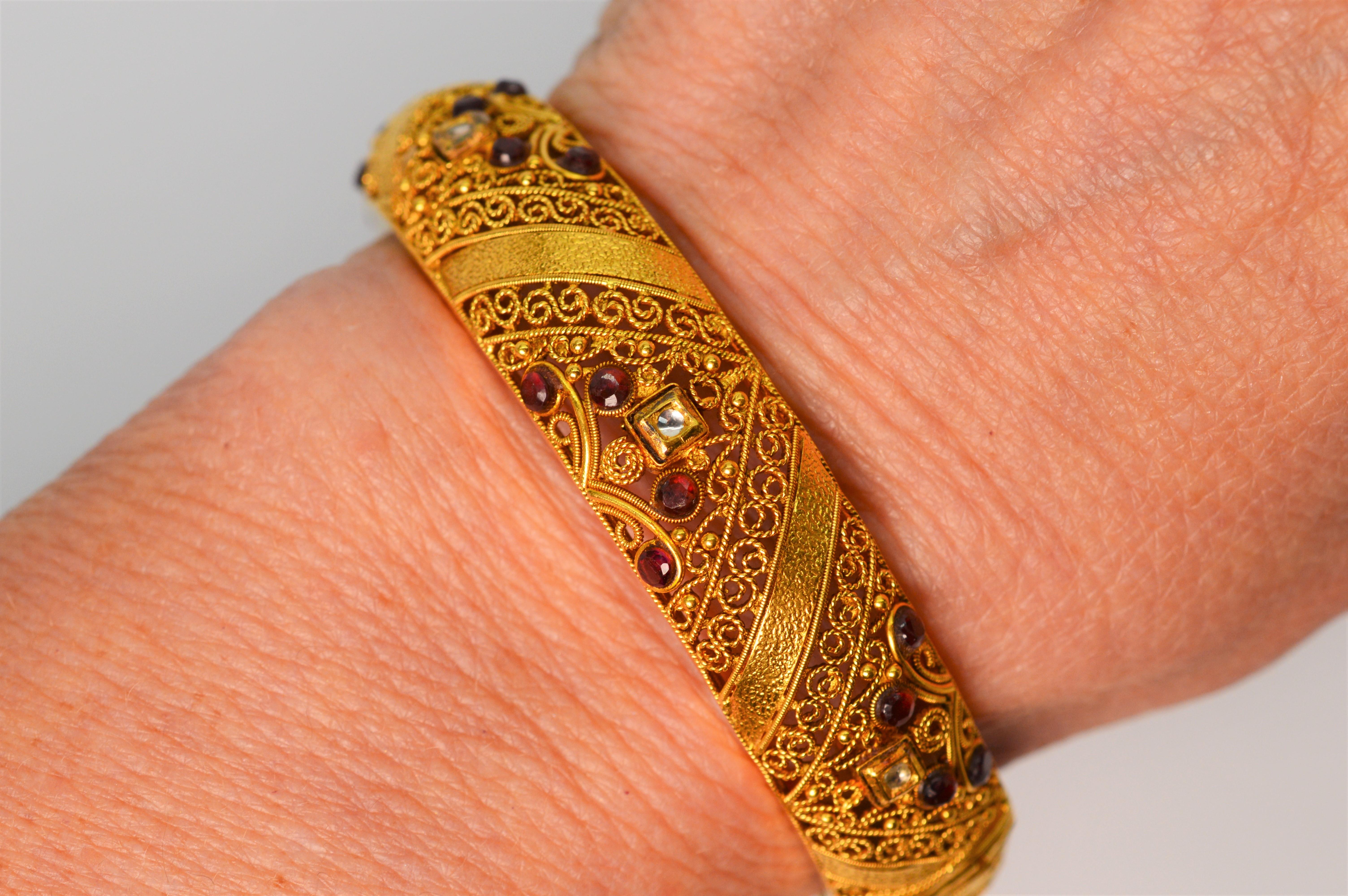 Artisan Bracelet jonc filigrane orné d'or jaune 22 carats avec accents de diamants et rubis en vente