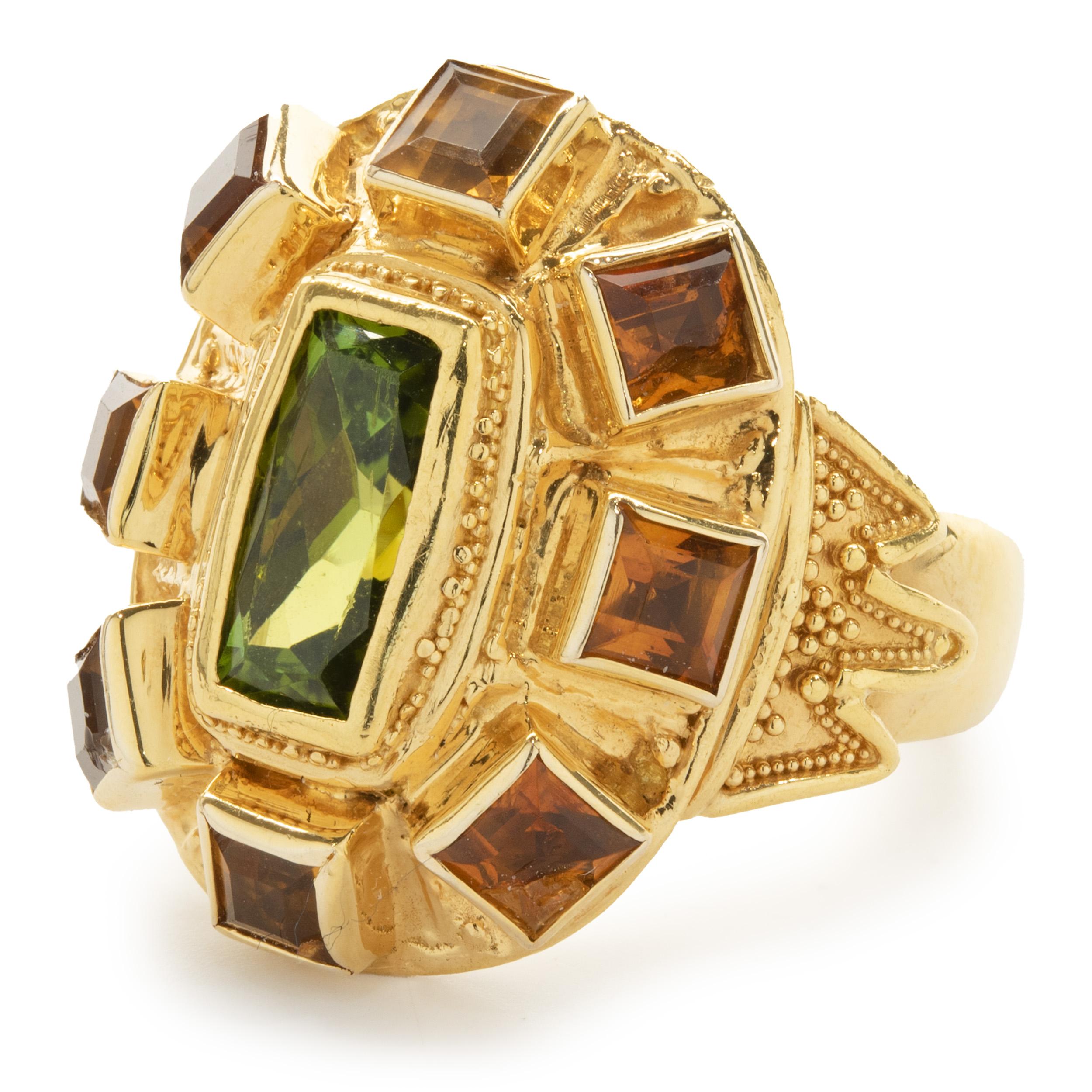 Verzierter Ring aus 22 Karat Gelbgold mit grünem und orangefarbenem Turmalin (Gemischter Schliff) im Angebot