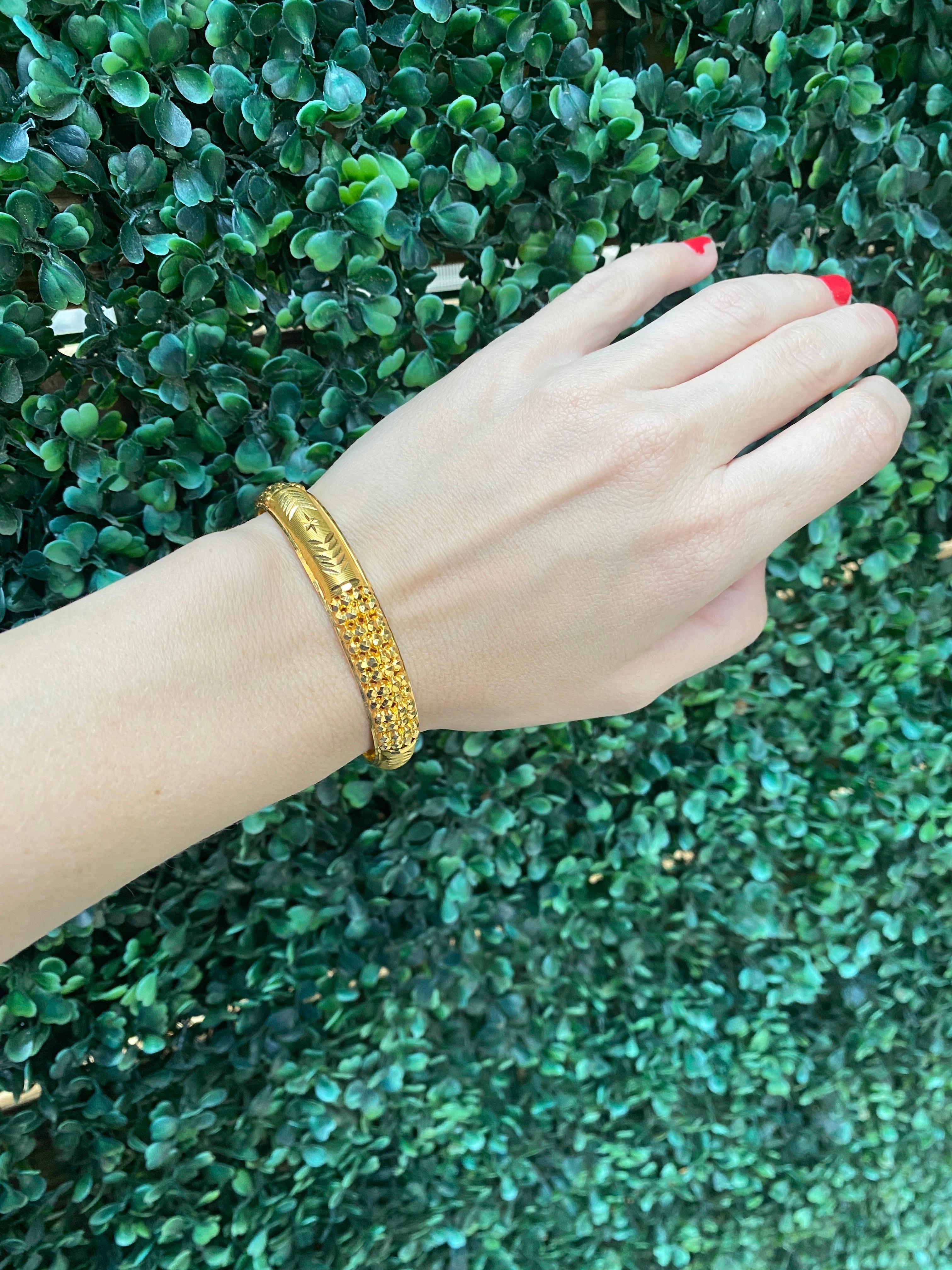 Bracelet jonc sculpté à la main en or jaune 22 carats Neuf - En vente à Houston, TX