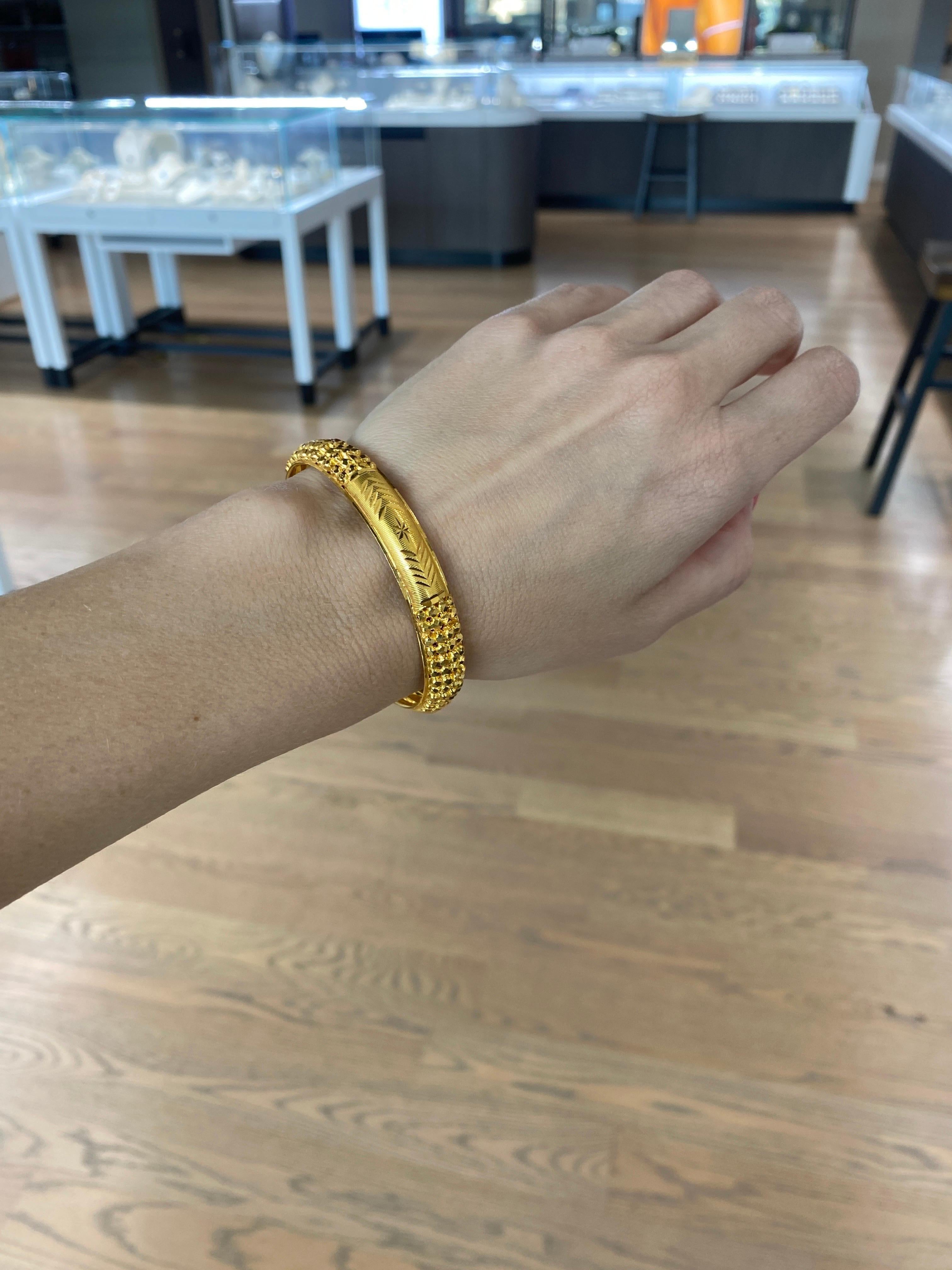 Bracelet jonc sculpté à la main en or jaune 22 carats Unisexe en vente