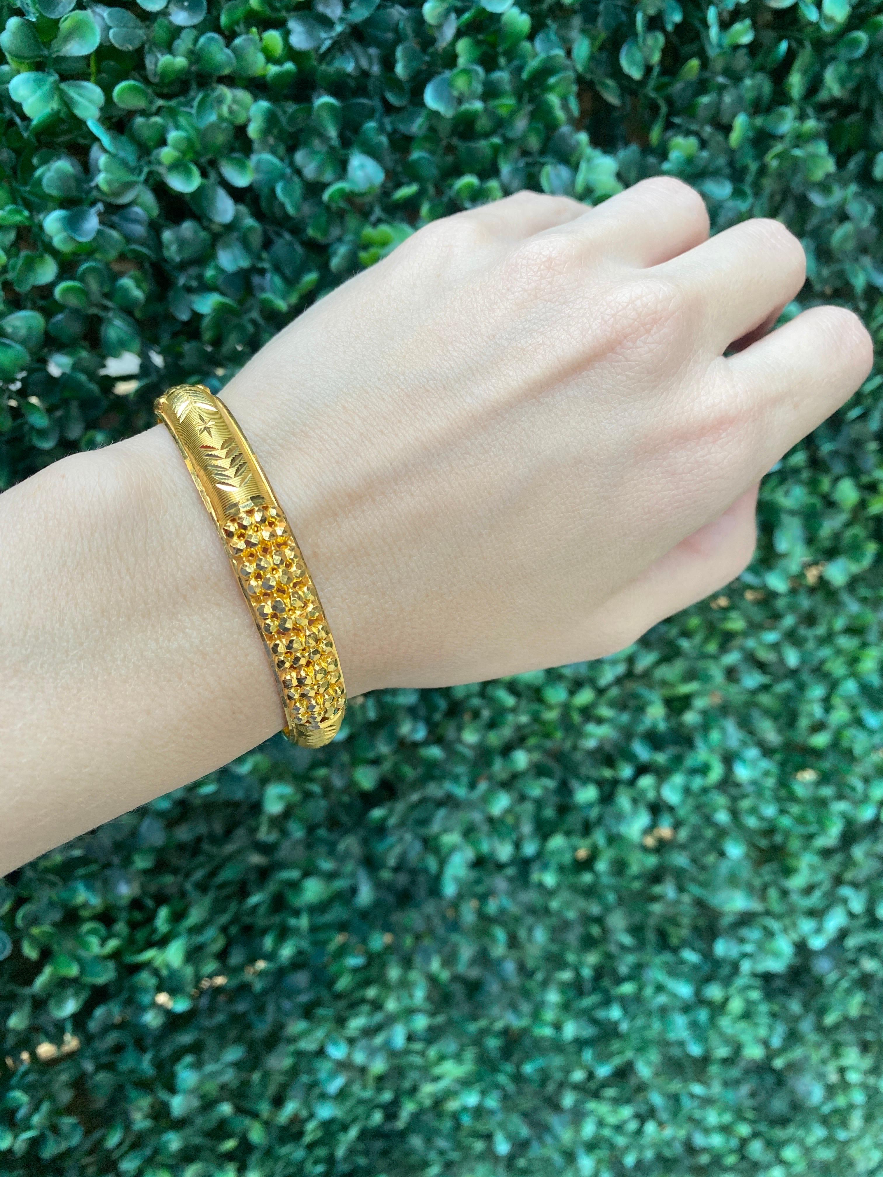 Bracelet jonc sculpté à la main en or jaune 22 carats en vente 2