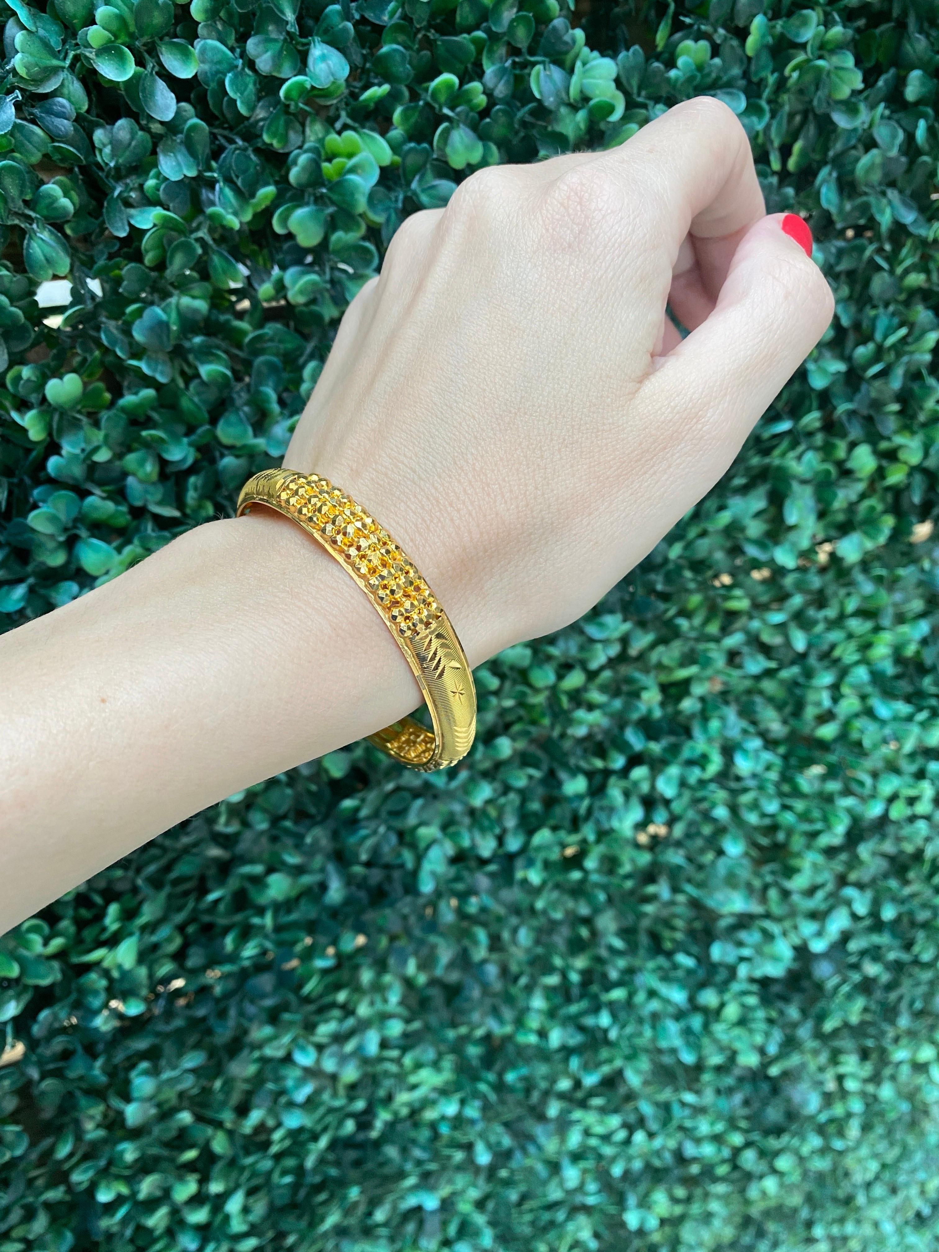 Bracelet jonc sculpté à la main en or jaune 22 carats en vente 4