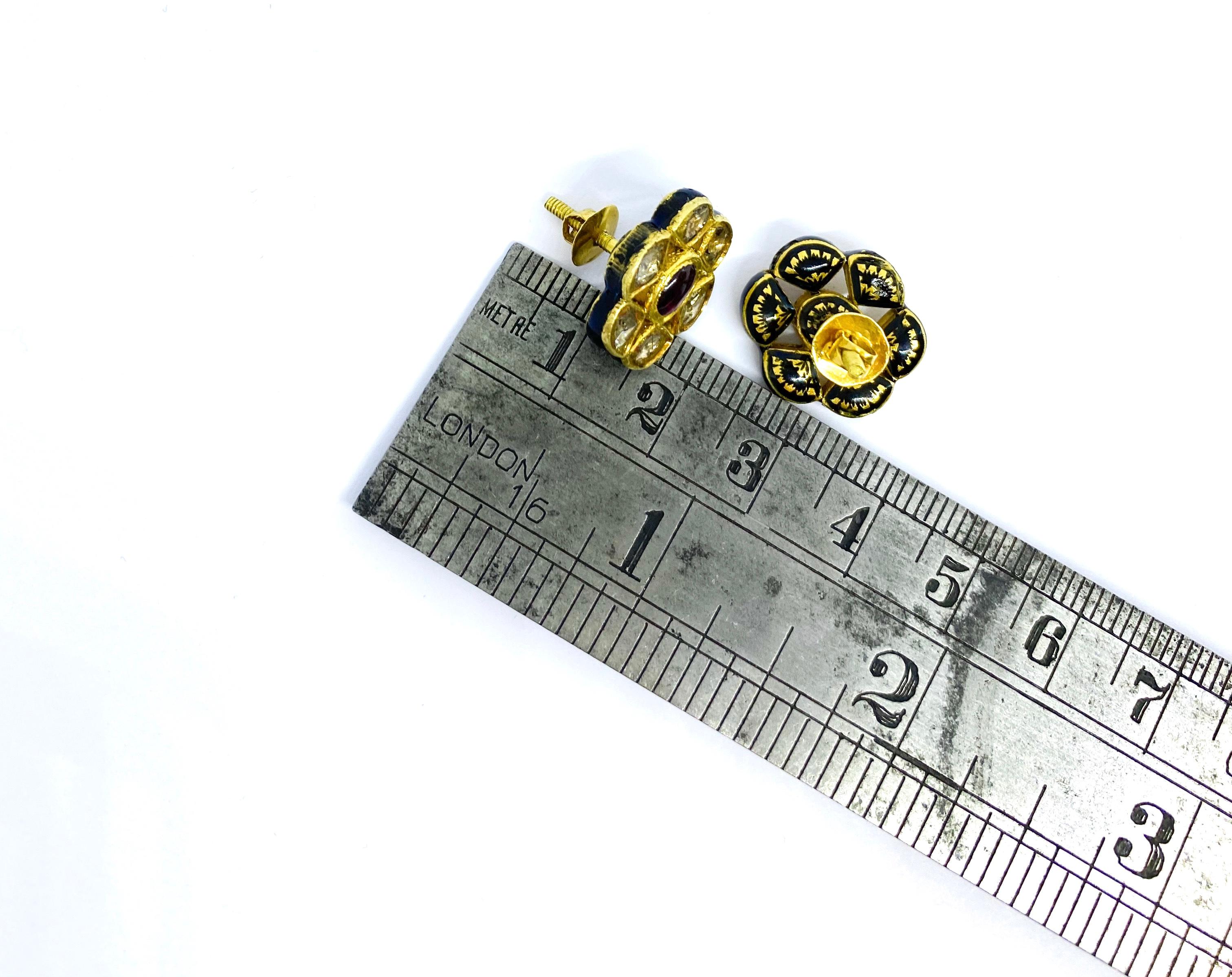 22 carat yellow gold Indian enamel diamond
Indian Earrings,
Gold jewelry about 22kars
The age is probably the 20th century
Jewelry with big diamonds and a fine enamel decoration on the back.
There are no stamps on the jewelry.
Pins with screw