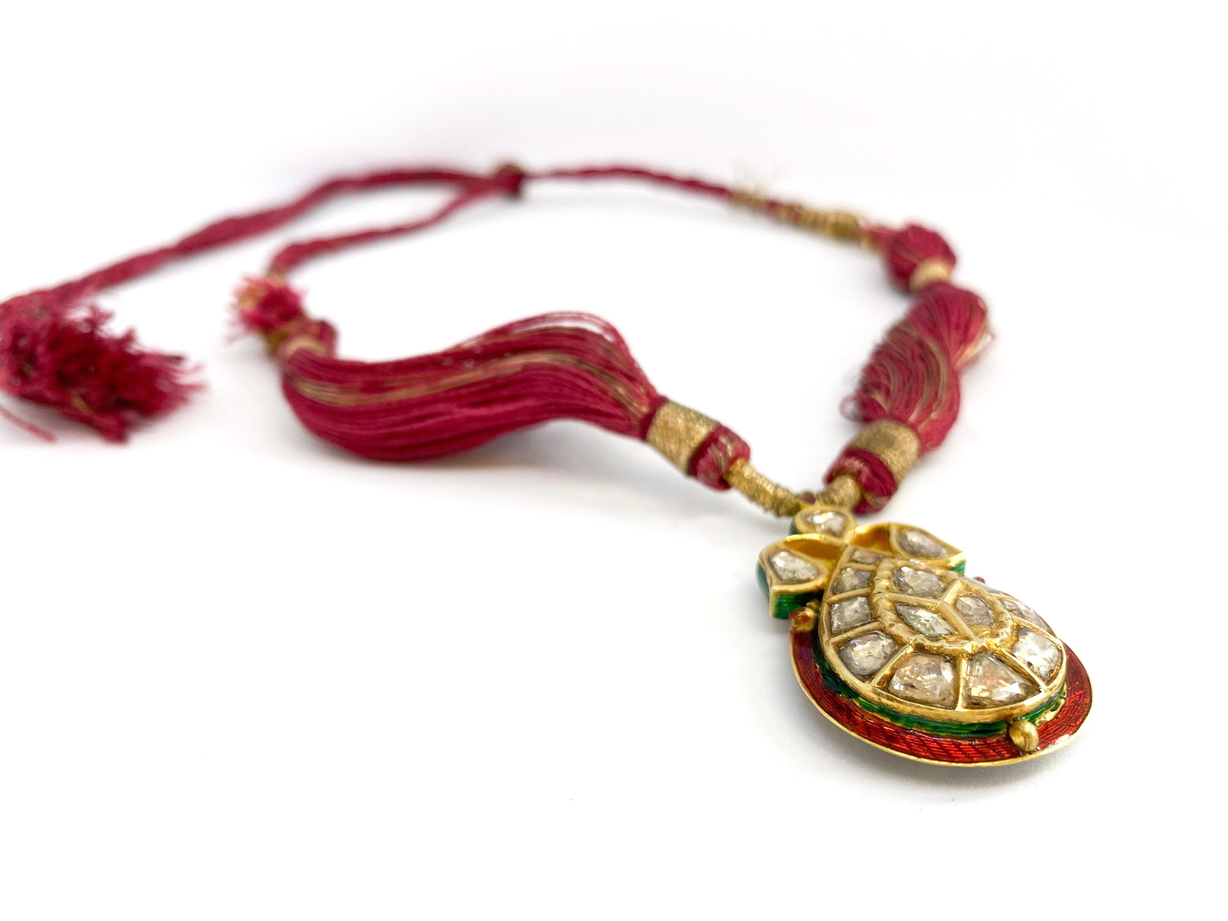 22 Karat Gelbgold Halskette mit Indien-Emaille-Diamanten (Kissenschliff)