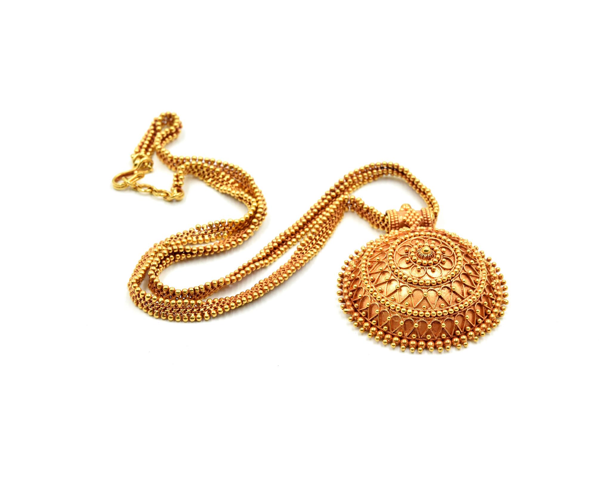 22 Karat Yellow Gold, India Style Necklace with Domed Pendant, 55.2 Grams In Excellent Condition In Scottsdale, AZ