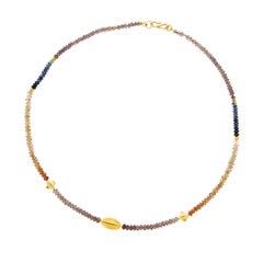 Collier de perles facettées en or jaune 22 carats et saphirs multicolores