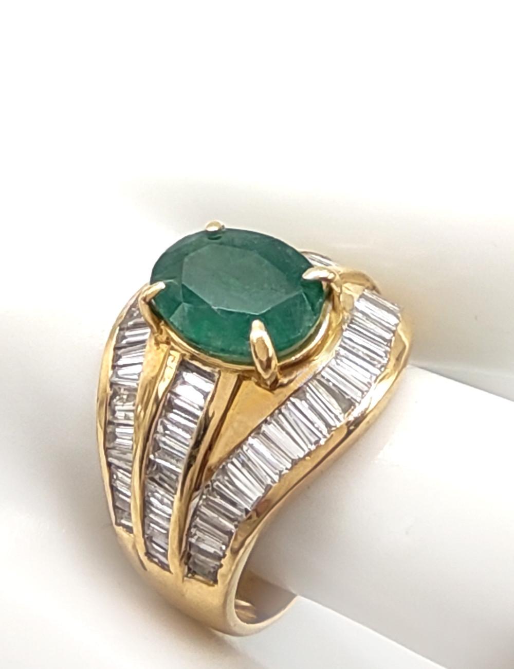 Oval Cut 22 karat yellow gold  Emerald Diamond  women Cocktail Ring For Sale